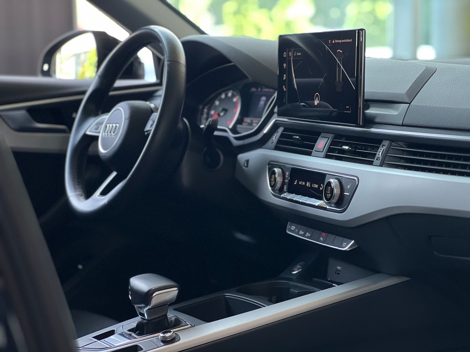 Fahrzeugabbildung Audi A4 Avant 40 TFSI S Line AHK SHZ NAVI KLIMA