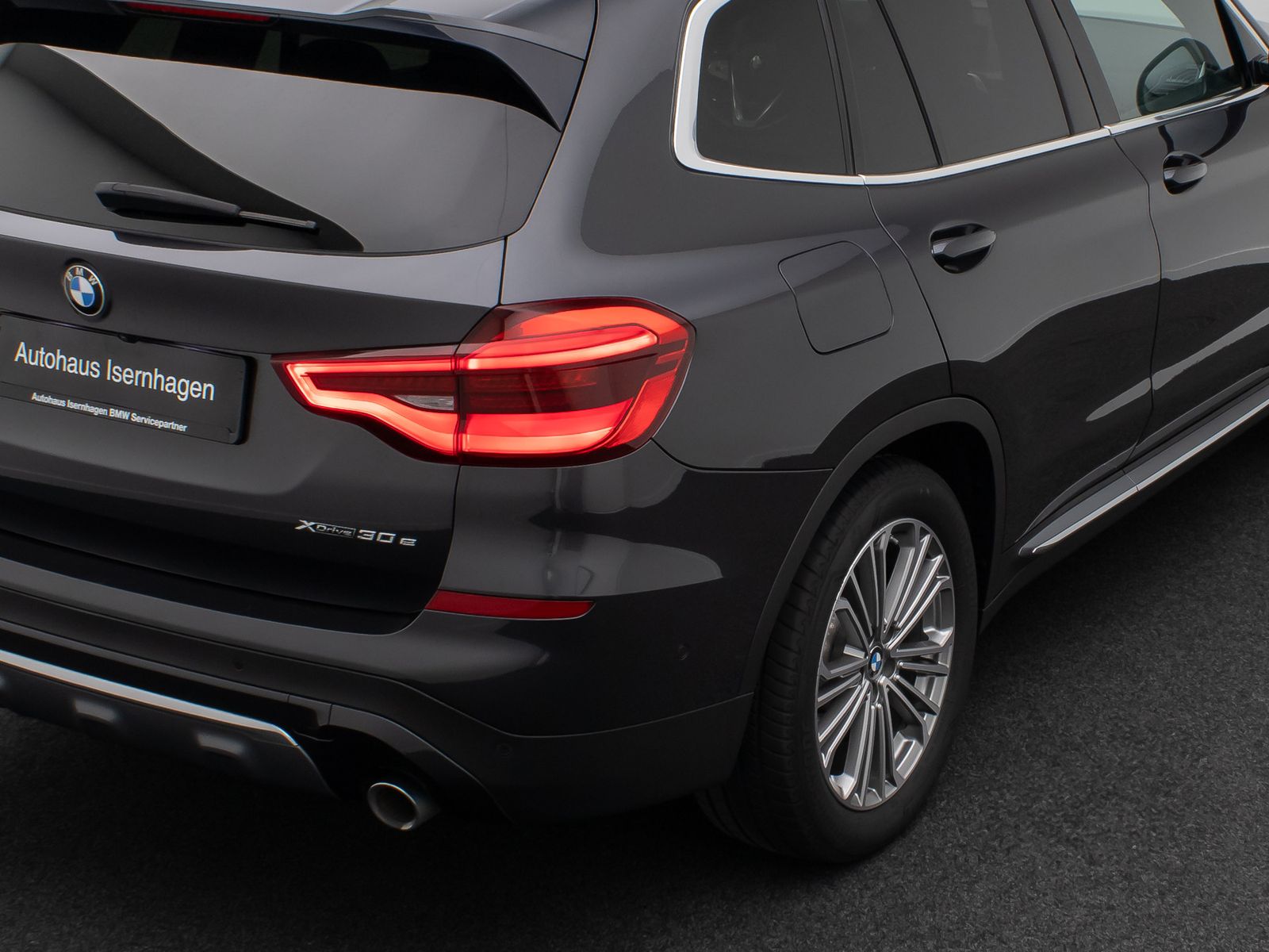 Fahrzeugabbildung BMW X3 xD30e LuxuryLine HUD DAB HiFi Panorama 19Zoll