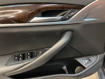 BMW 530 i xDrive *1.HAND*NAVI*TEMPO*SZHZ*AHK*PDC*