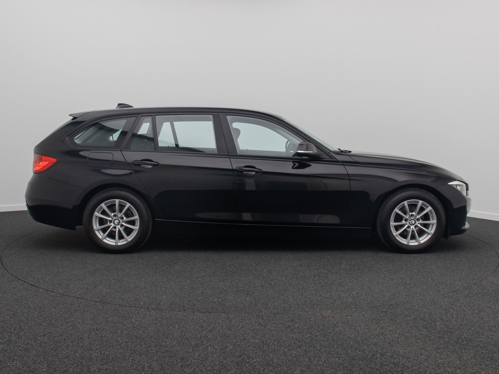 Fahrzeugabbildung BMW 318d GeschwindigReg AHK PDC Lordos NaviBusiness