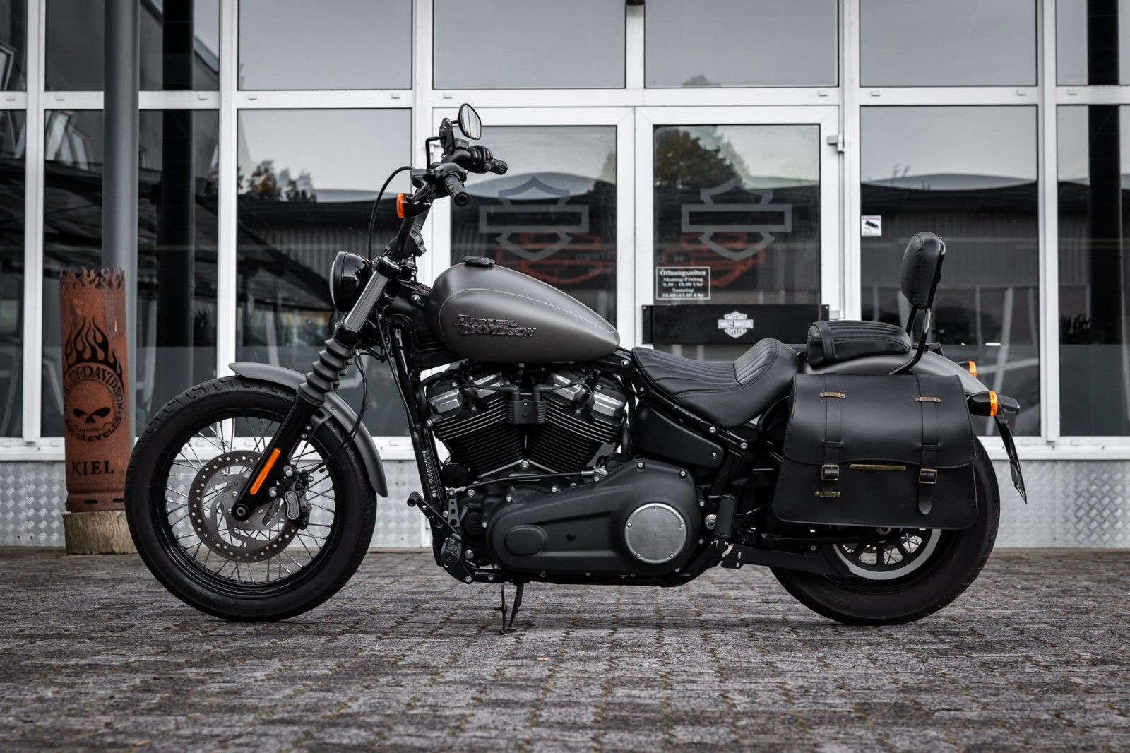 Fahrzeugabbildung Harley-Davidson FXBB STREET Bob Softail - JEKILL&HYDE