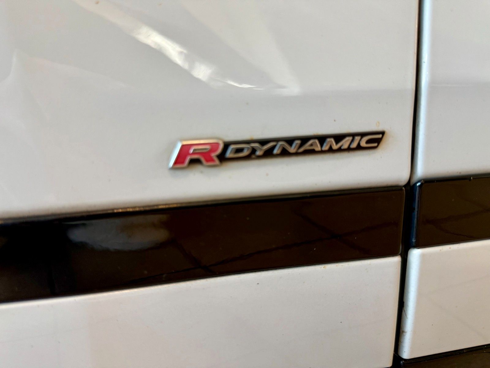Fahrzeugabbildung Land Rover Range Rover Velar P250 R-Dynamic SE DesignPaket