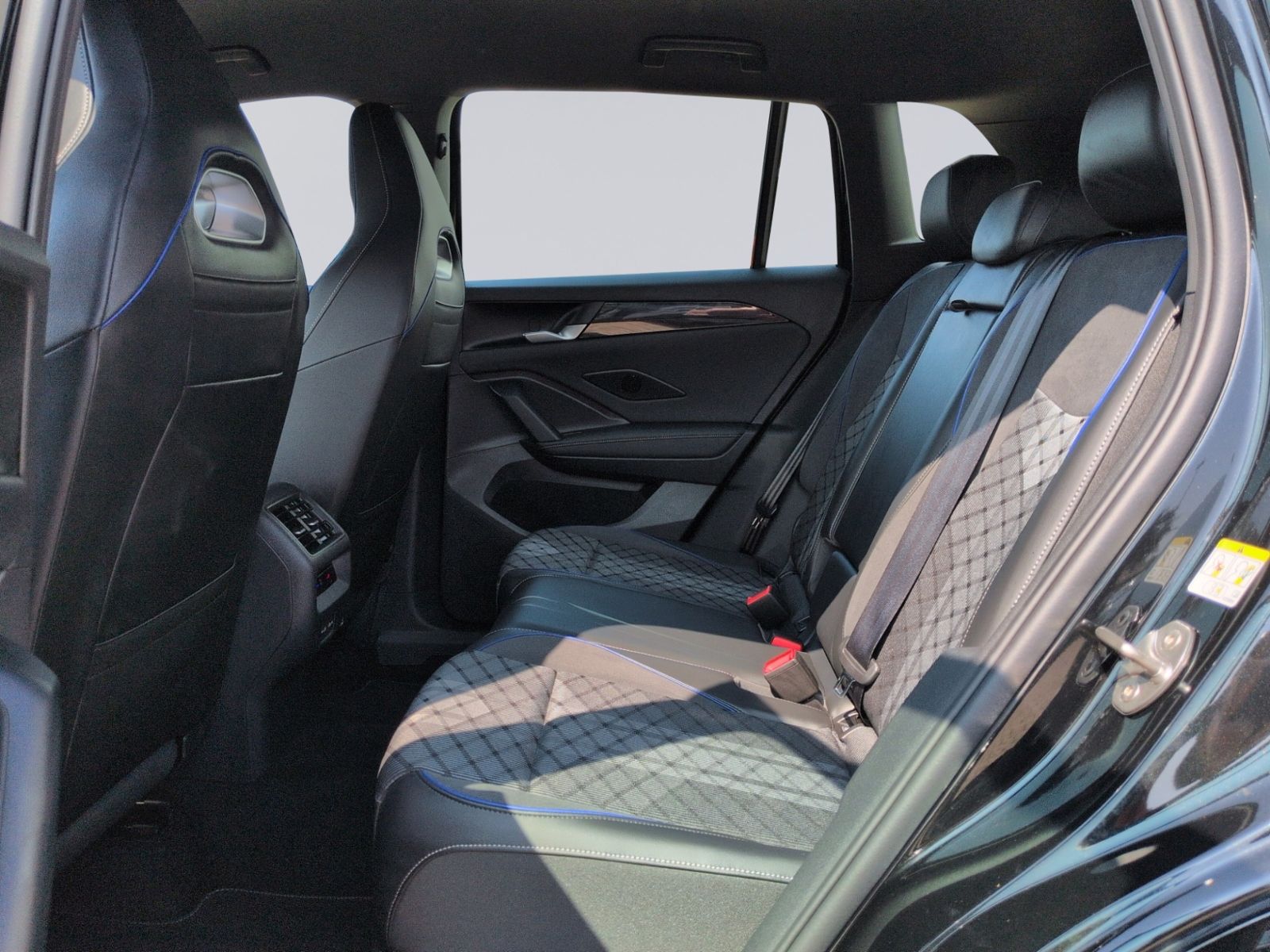 Tiguan R-Line 1.5 eTSI DSG +LED+NAVI+SHZ+KAMERA