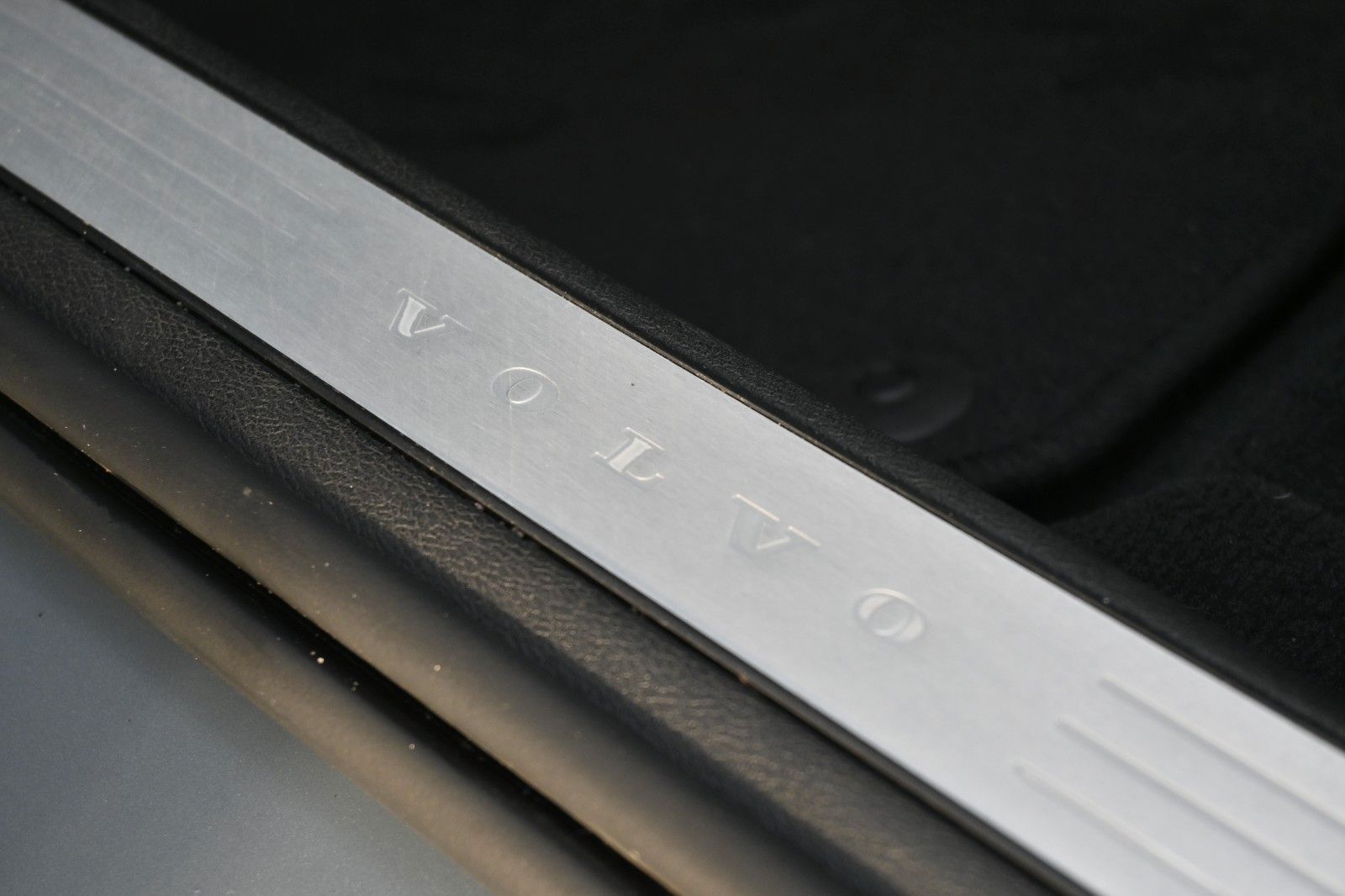 Fahrzeugabbildung Volvo V60 B4 Diesel CC Plus AWD*360°*PANO*H&K*