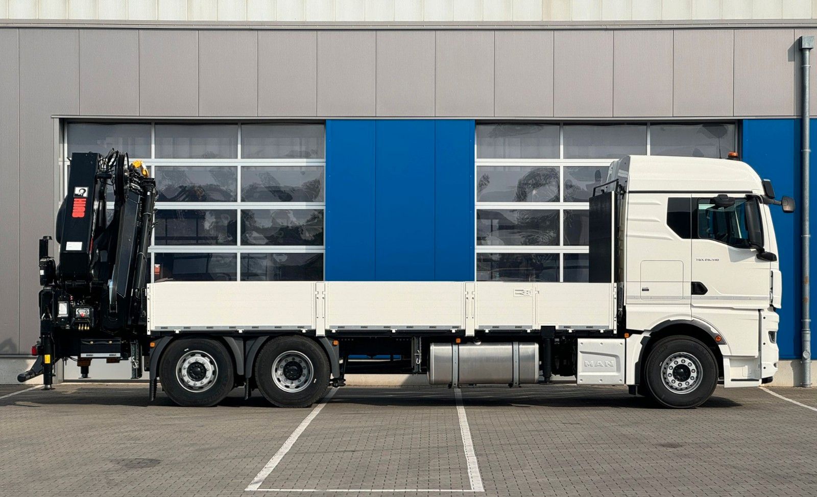 Fahrzeugabbildung MAN TGX 26.510 Container-Pritsche  HIAB 548-E8 / 6x2