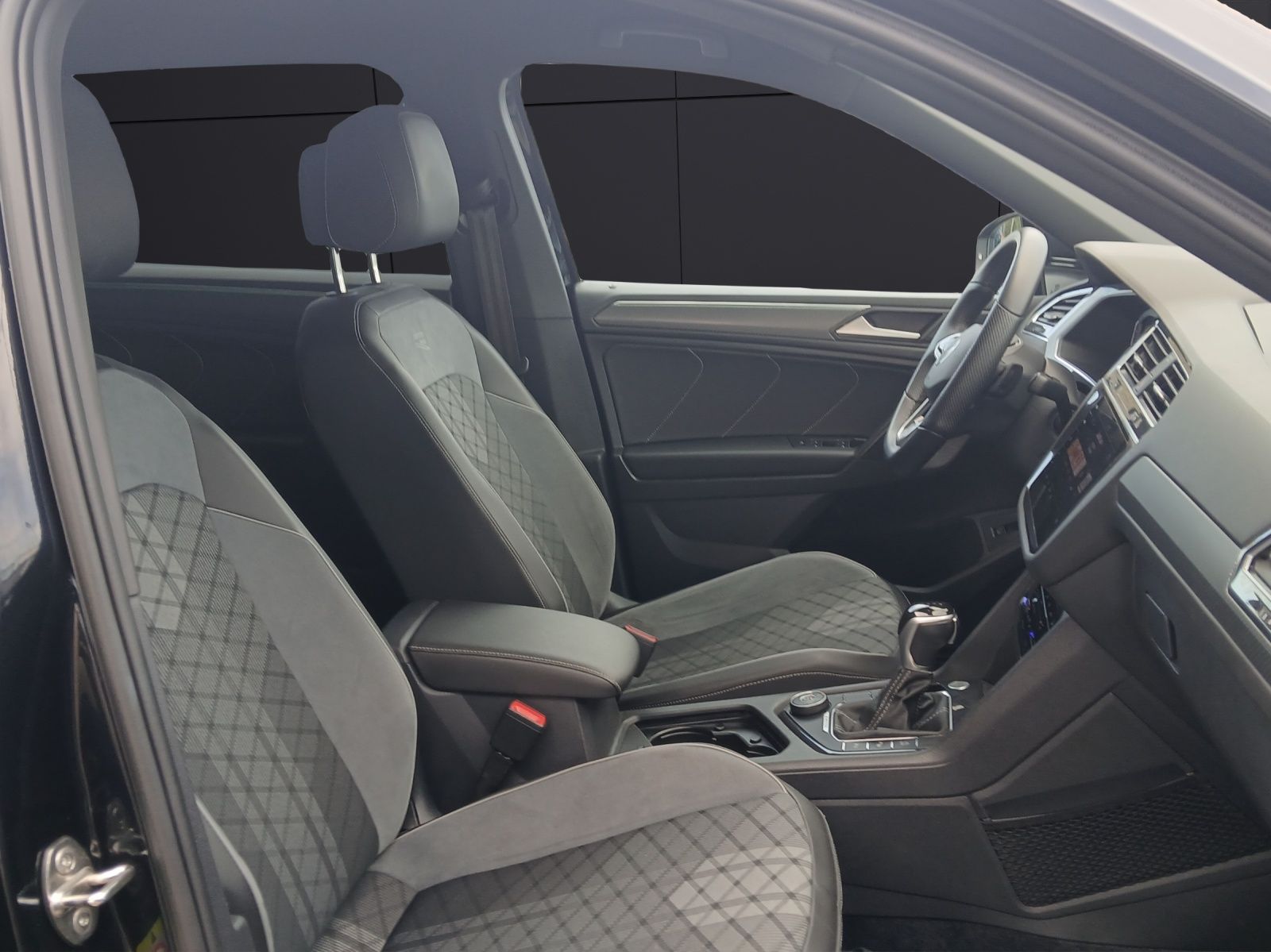 Fahrzeugabbildung Volkswagen Tiguan Allspace TSI R-Line DSG 4M Matrix AHK Nav