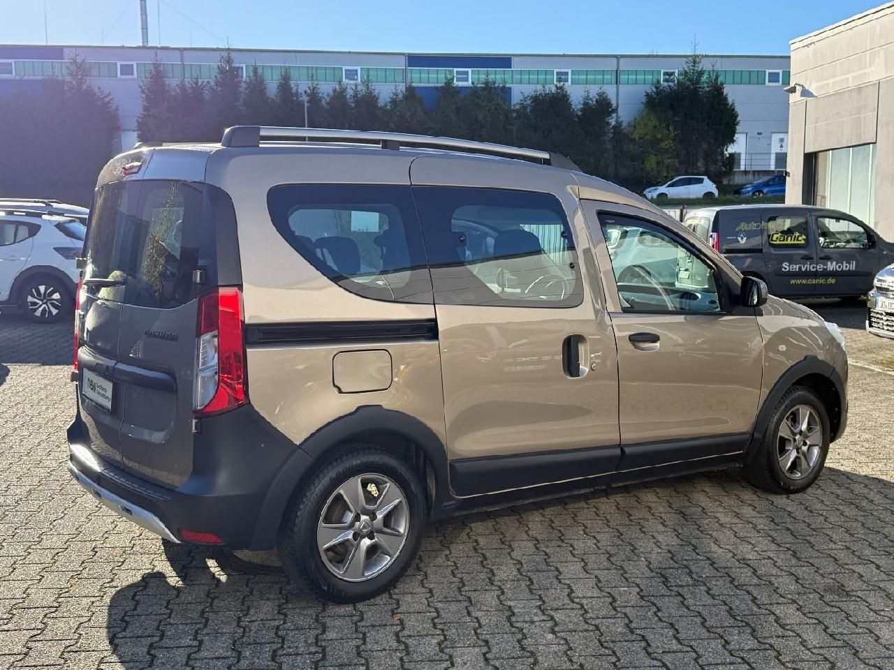 Fahrzeugabbildung Dacia Dokker Stepway TCe 115 N1
