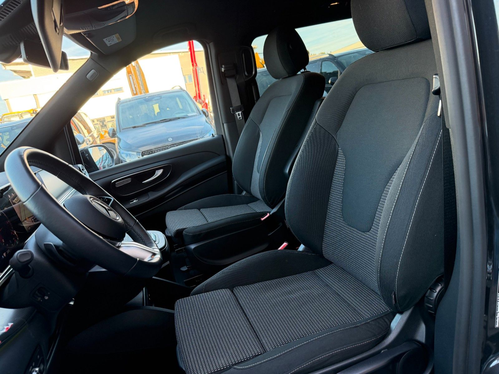 Fahrzeugabbildung Mercedes-Benz V 300 d 4MATIC STYLE AMG DISTRONIC MULTIBEAM