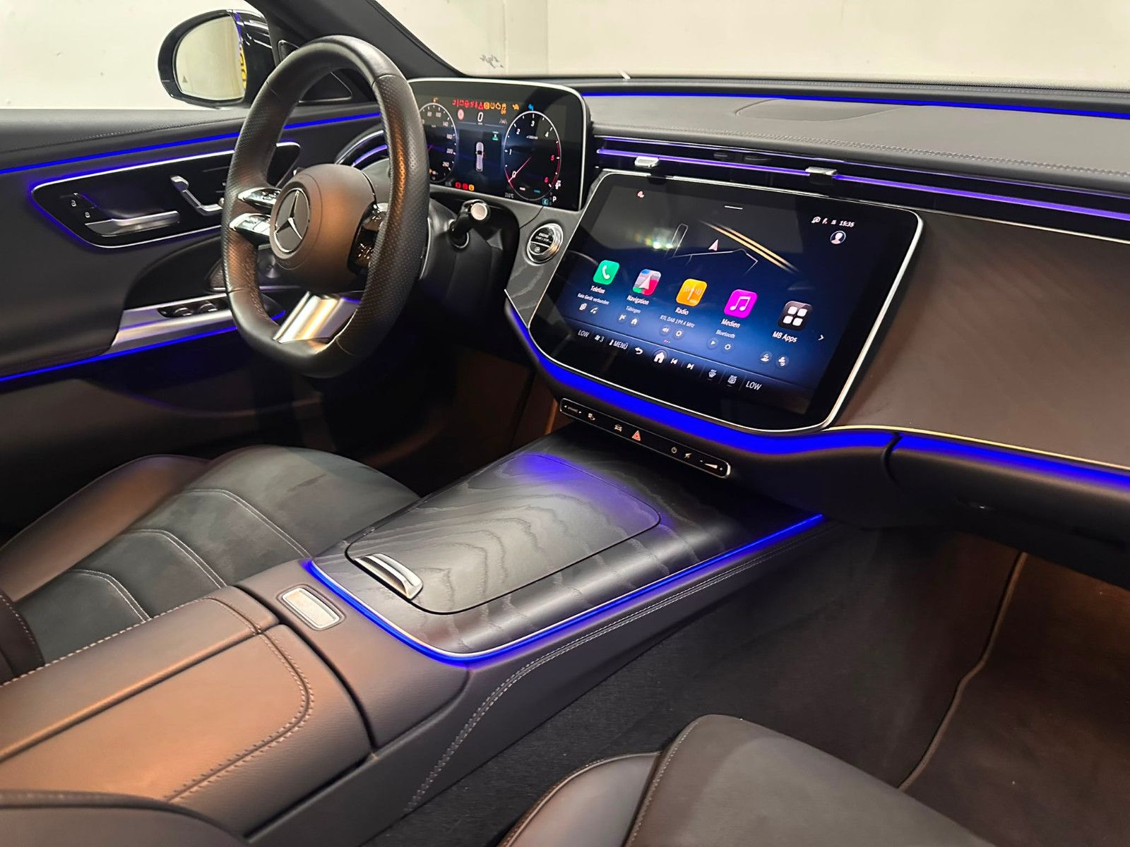 Fahrzeugabbildung Mercedes-Benz E 220 d 4MATIC T *AMG-LINE ADVANCED*PANO*KEYGO*
