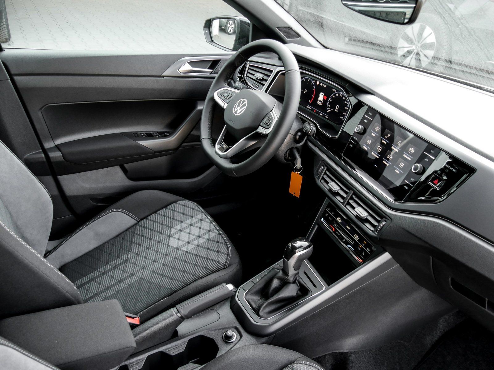 Volkswagen Polo 1.0 R-LINE CAM ACC LM17 NAVI CARPLAY SITZHZ imagem 3