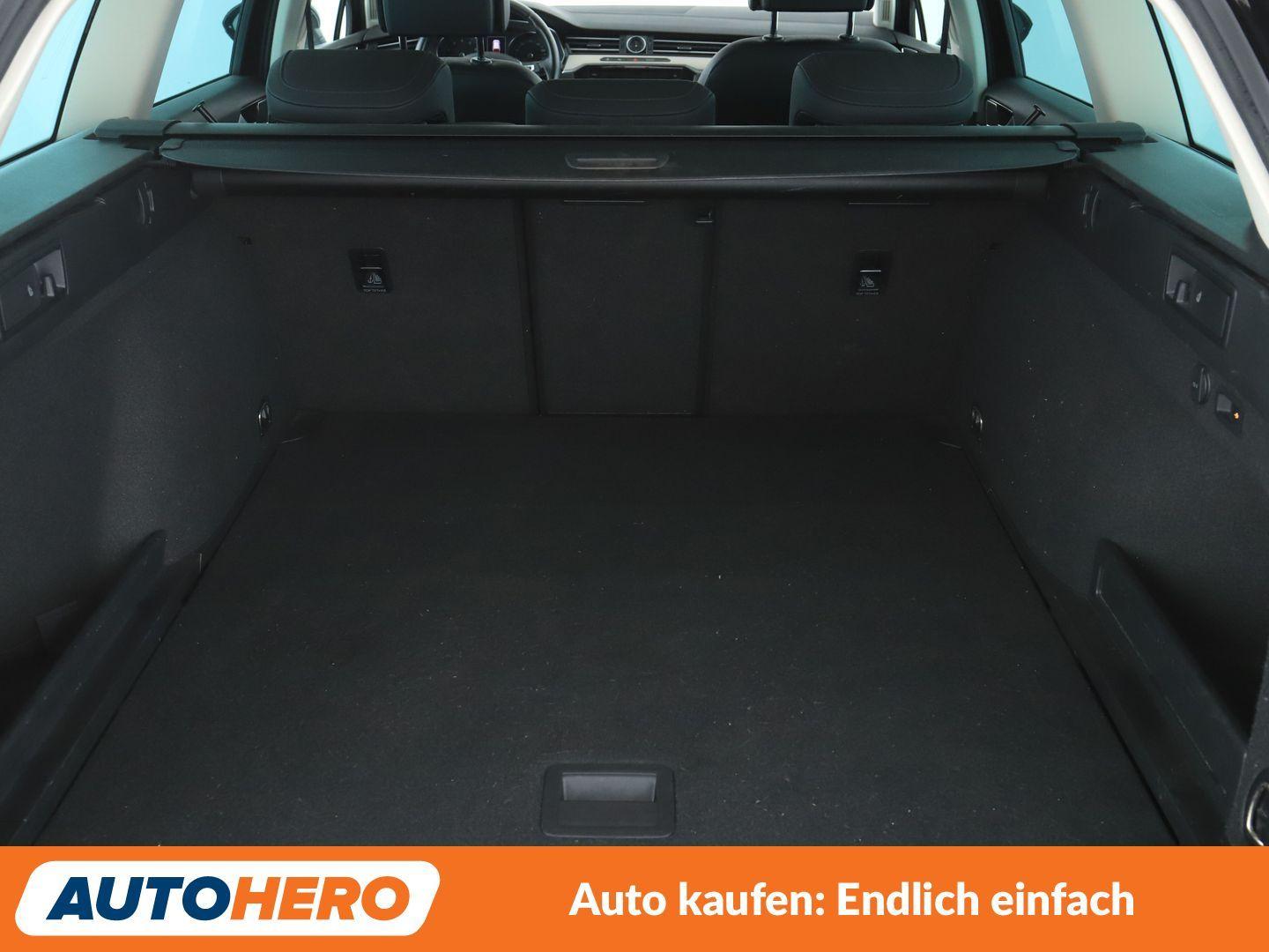 Volkswagen Passat 1.5 TSI ACT Highline Aut.*NAVI*LED*PDC*