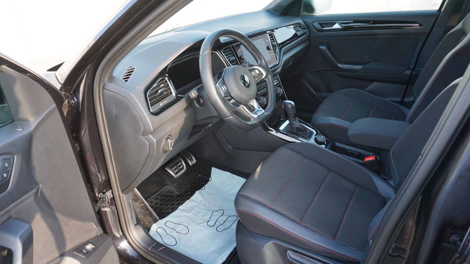 Fahrzeugabbildung Volkswagen T-Roc Sport 4Motion, Kamera, Navi, Pano, Black