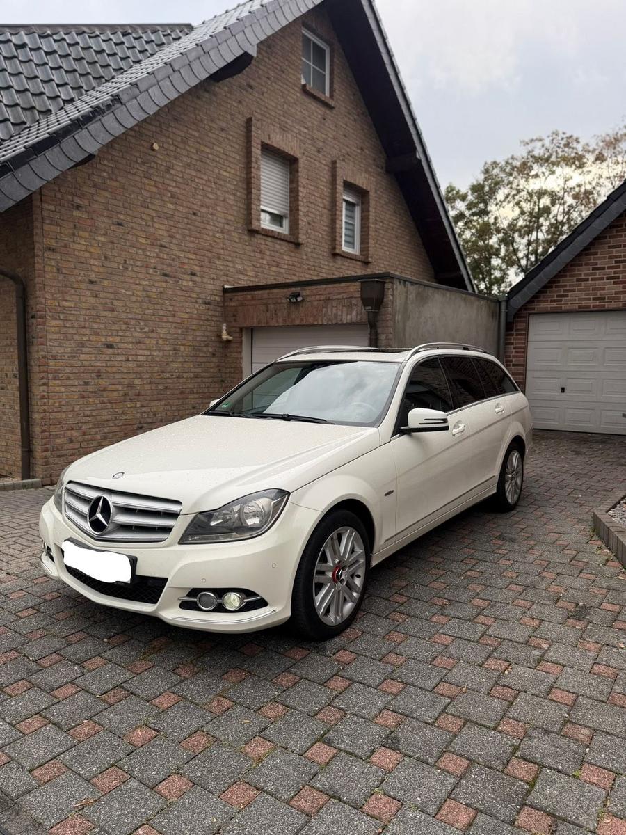 Mercedes-Benz C200 2011 — rear view