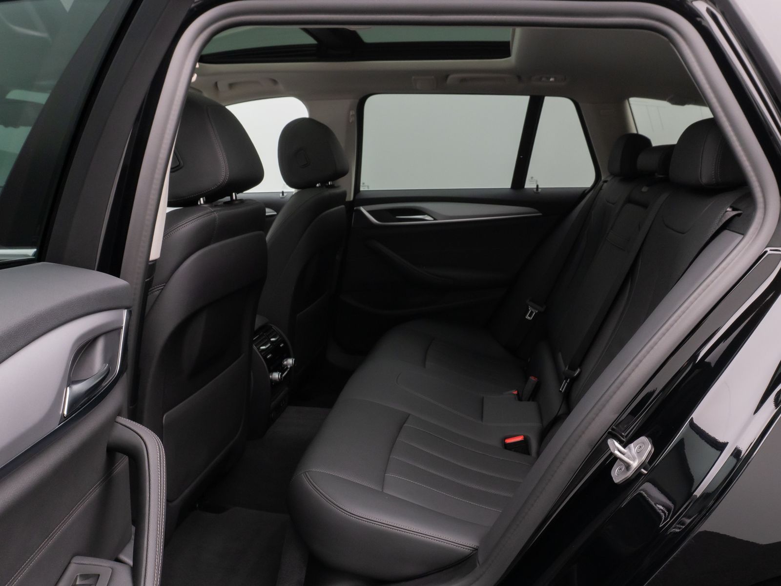 Fahrzeugabbildung BMW 530e xD Panorama 360°HUD DAB Leder Alarm 18Zoll