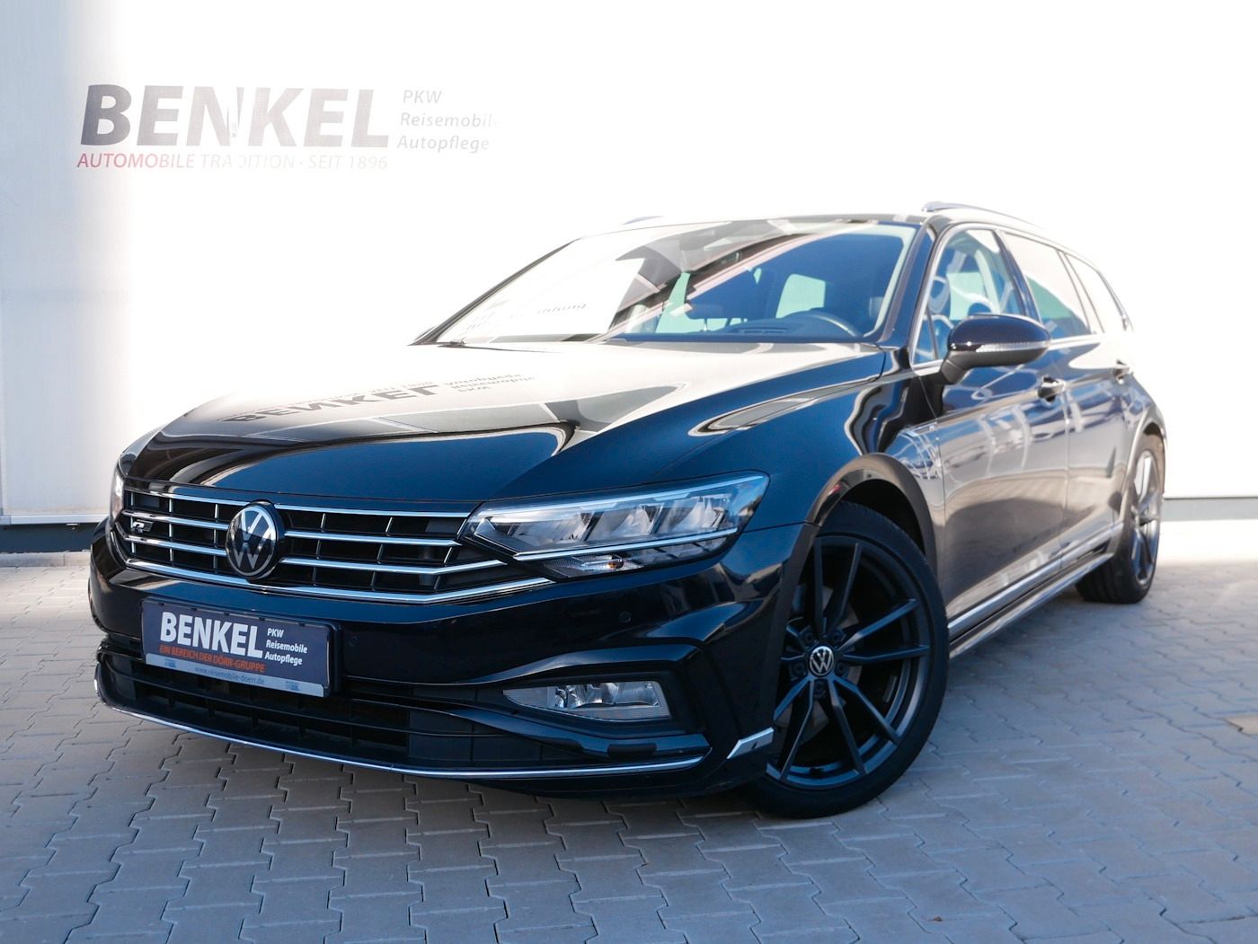 Fahrzeugabbildung Volkswagen Passat Variant 1.5 R-Line DSG AHK Kamera ACC LED