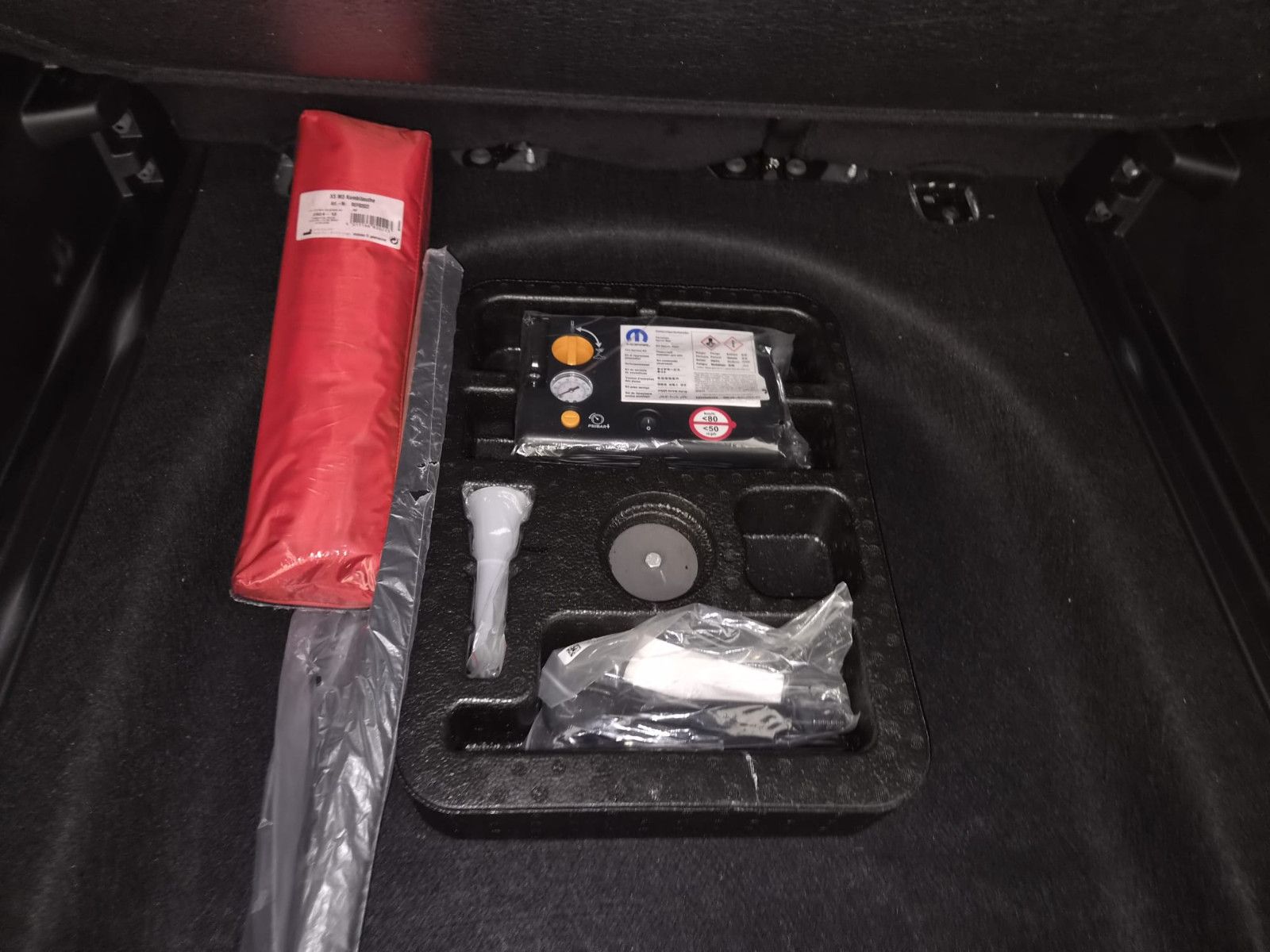 Fahrzeugabbildung Jeep Compass Limited 4WD / LED / NAVI / LEDER