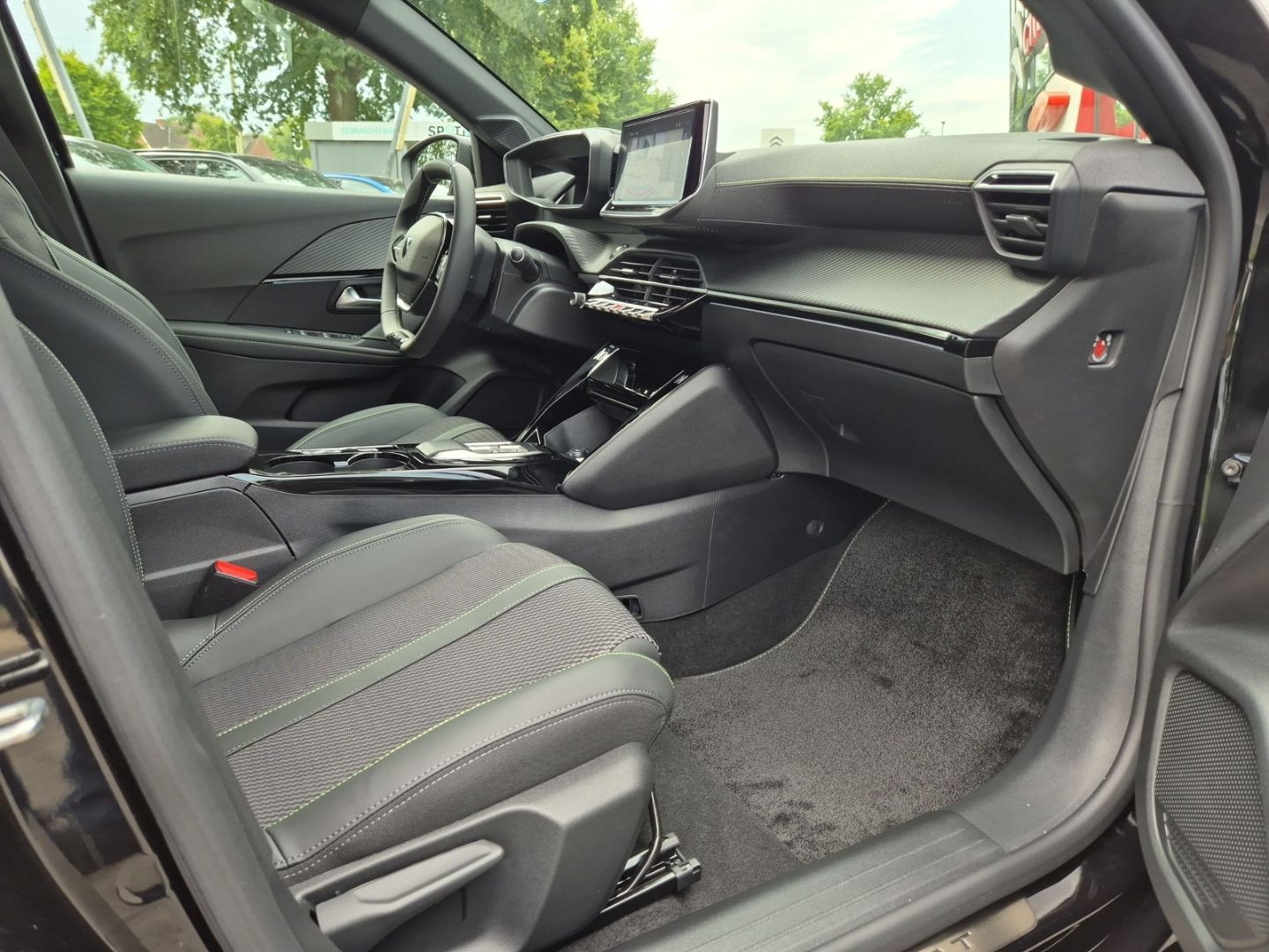 Fahrzeugabbildung Peugeot 208 e- Neuer GT Elektromotor 136 Navi 360 Kamera