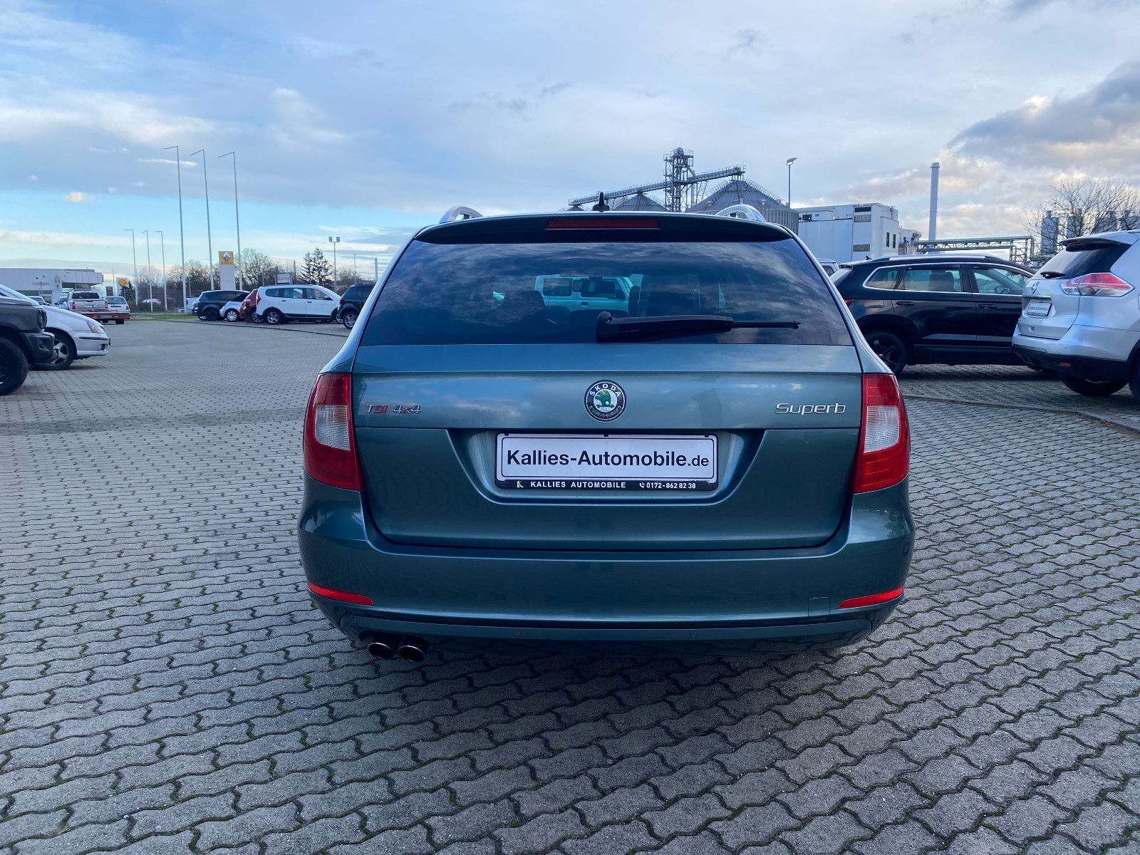 Fahrzeugabbildung SKODA Superb 2.0 TDI 4x4 Kombi 1.HD+PDC+SHZ+NAVI+KLIMA