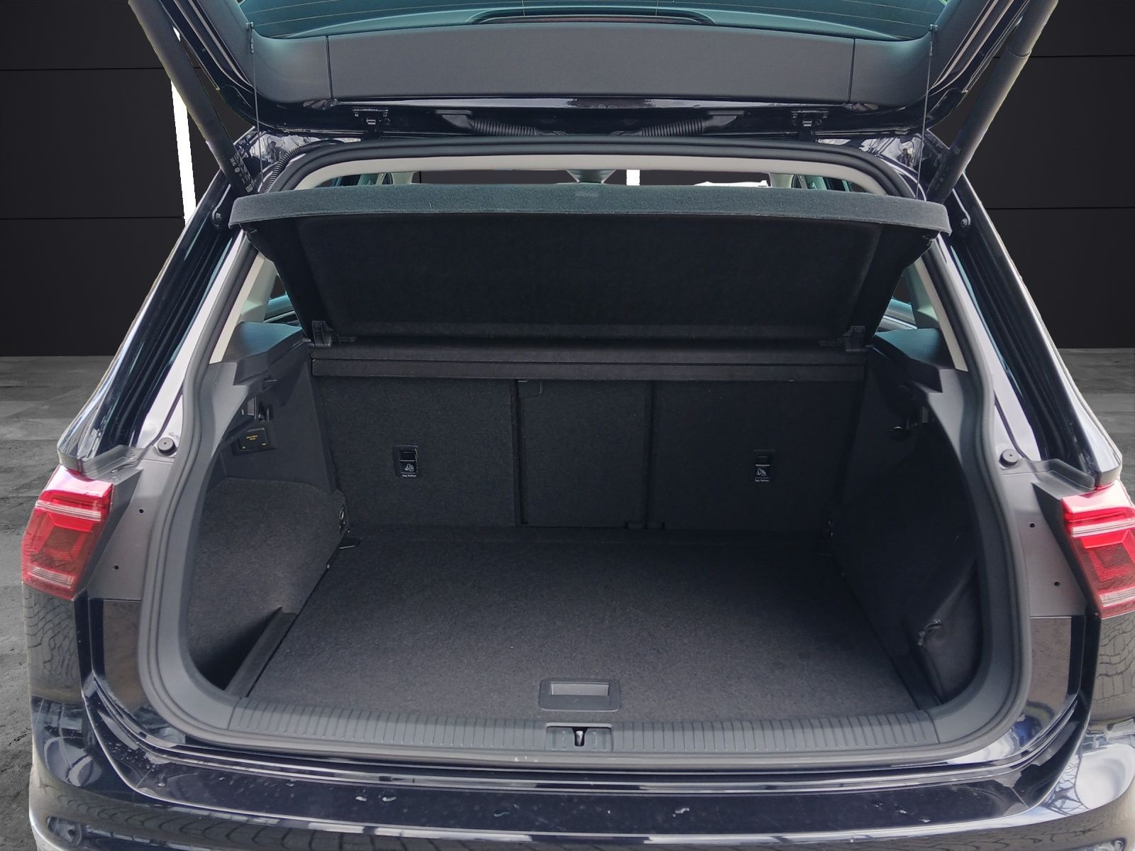 Fahrzeugabbildung Volkswagen Tiguan TSI Elegance DSG Matrix AHK Navi AID ACC