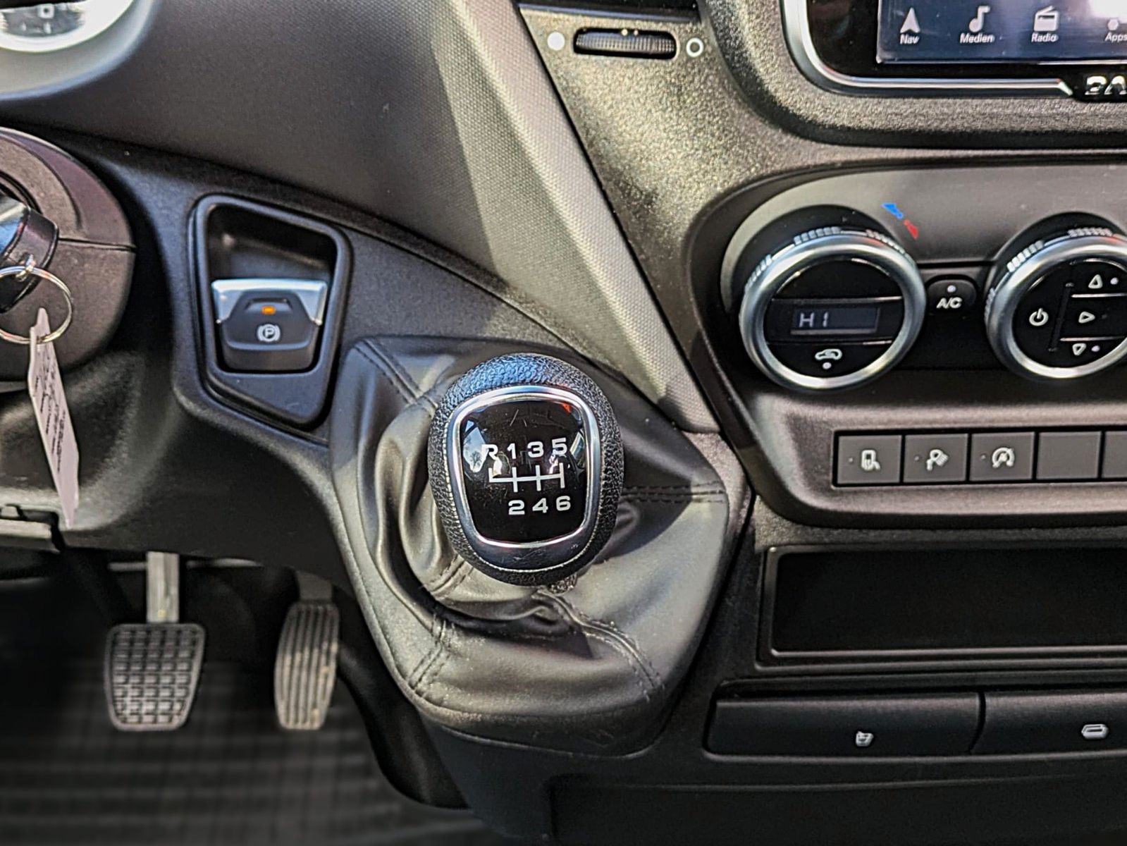 Fahrzeugabbildung Iveco Daily DOKA KASTEN 6 SITZE KLIMA NAVI STANDH. CAM