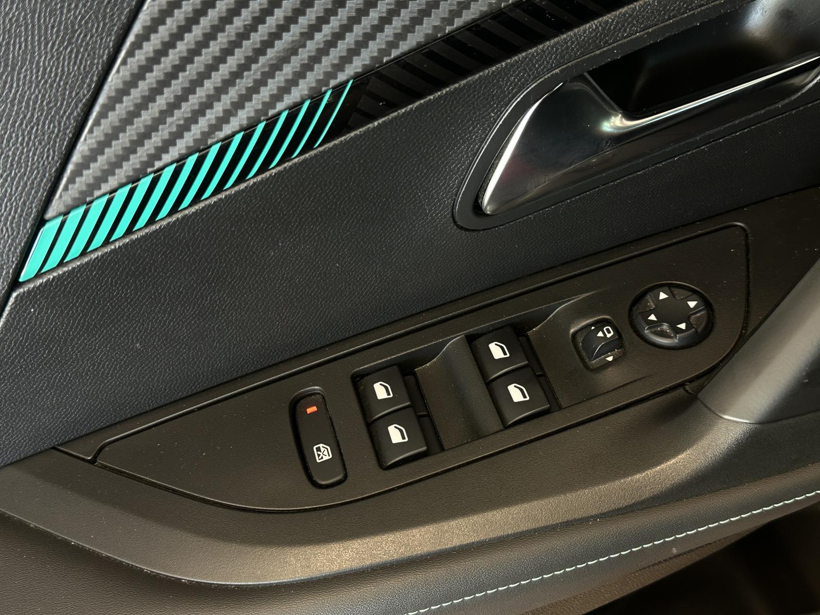 Peugeot 2008 Allure*LED*Tempo*1.Hand*Leder*CarPlay*PDC