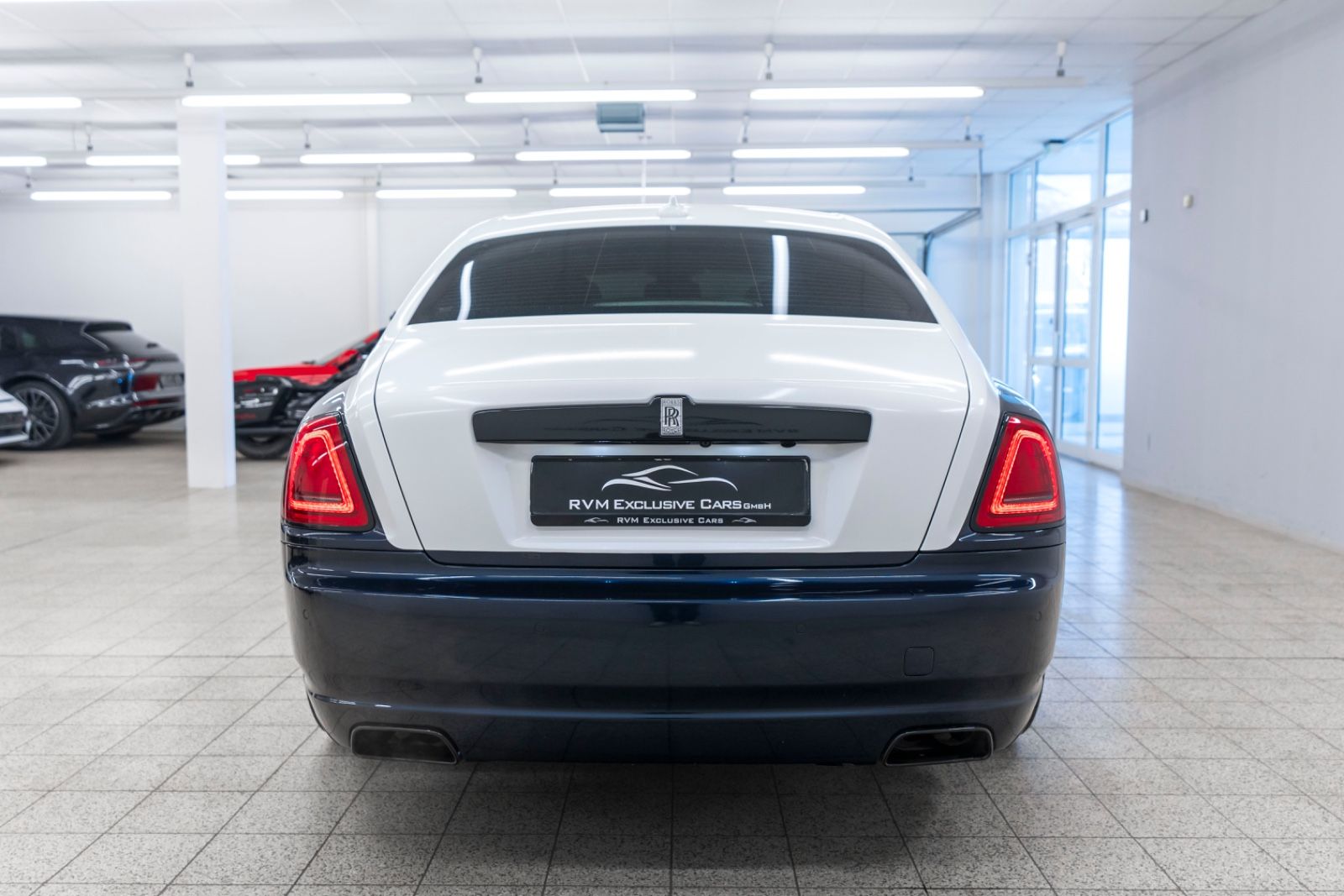 Fahrzeugabbildung Rolls-Royce Ghost V12 TWO TONE FACELIFT STERNHIMMEL KÜHLBOX