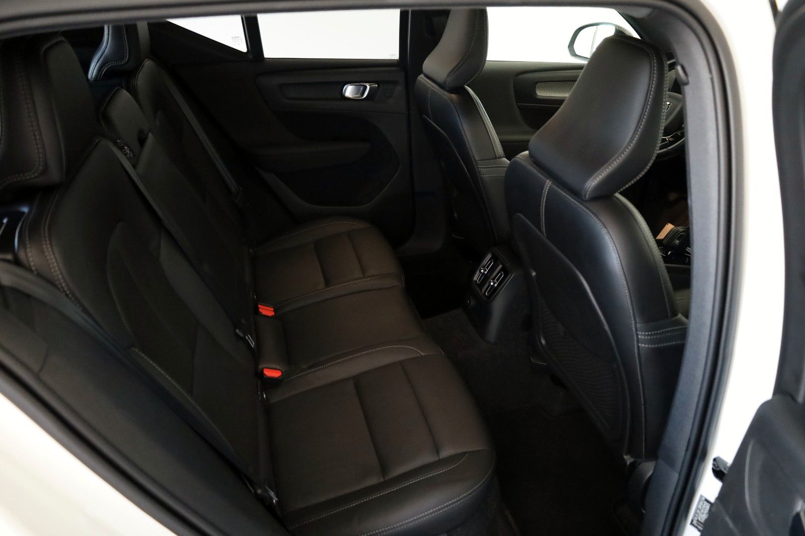 Fahrzeugabbildung Volvo XC40 T5 Recharge R Design Leder,Navi,PanDach,360