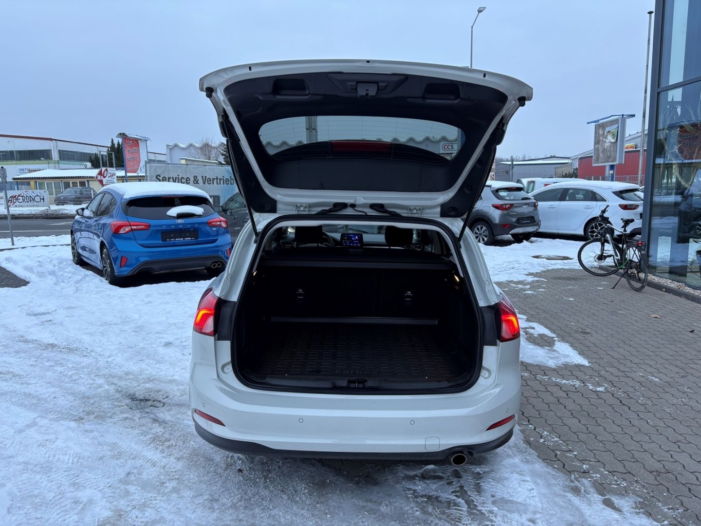 Fahrzeugabbildung Ford Focus Turnier Titanium VerkehrszeichenERK Kamera