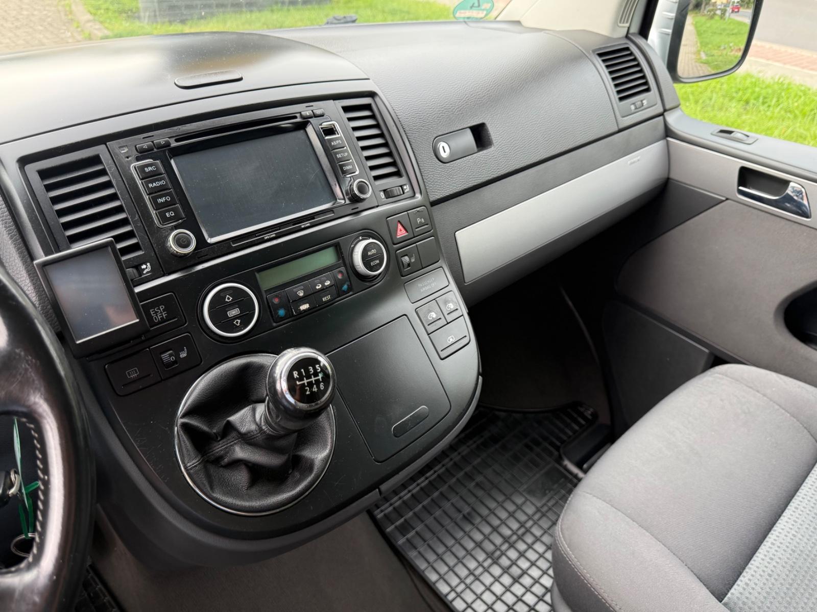Volkswagen T5 Multivan Comfortline 2.5 TDI 5 cyl. 174 ch BVM / 7 places / Chauffage auxiliaire / GPS / Attelage 2,5 t