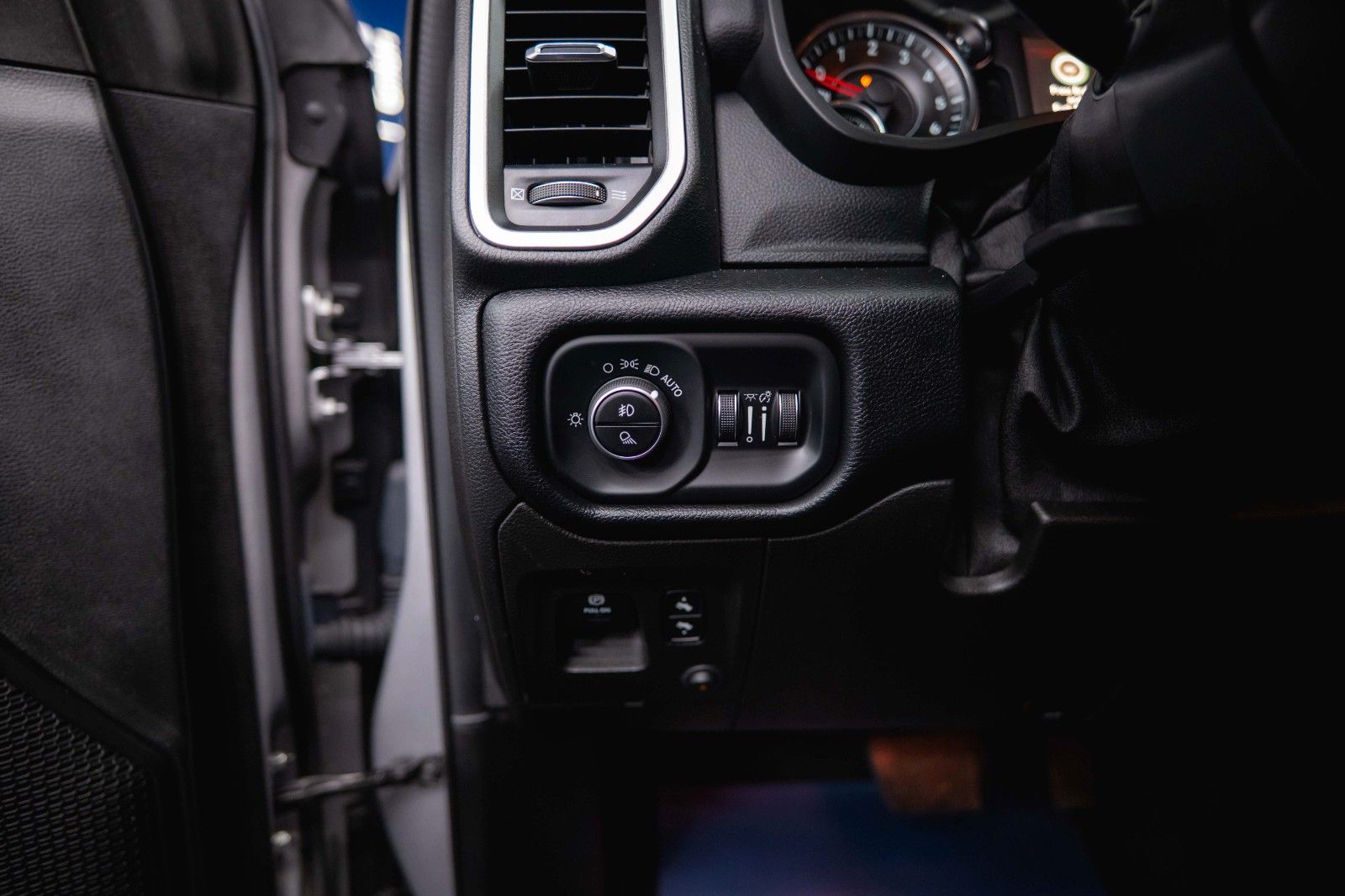 Fahrzeugabbildung Dodge RAM 5.7 V8 HEMI 4x4 OFFROAD NightPaket AXLE LOCK