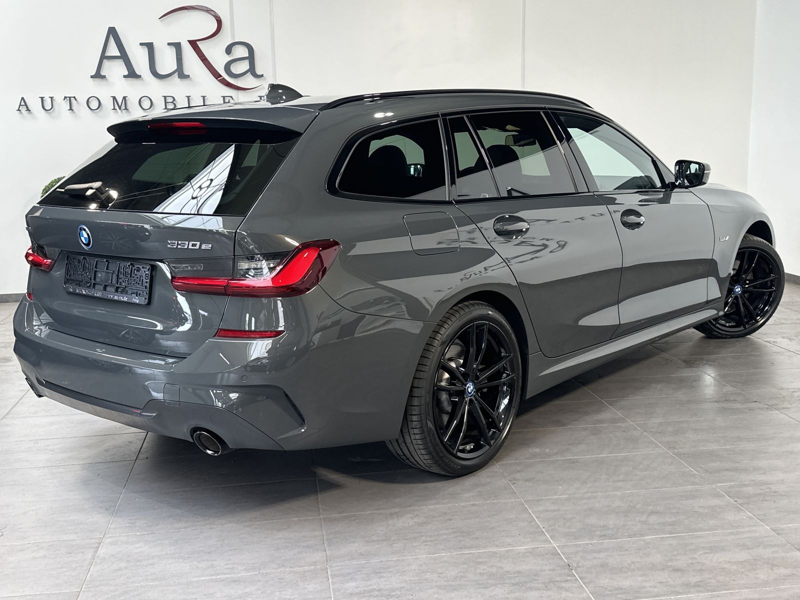 Fahrzeugabbildung BMW 330e Touring xDrive M-Sport NAV+LED+PANO+AHK+SHZ