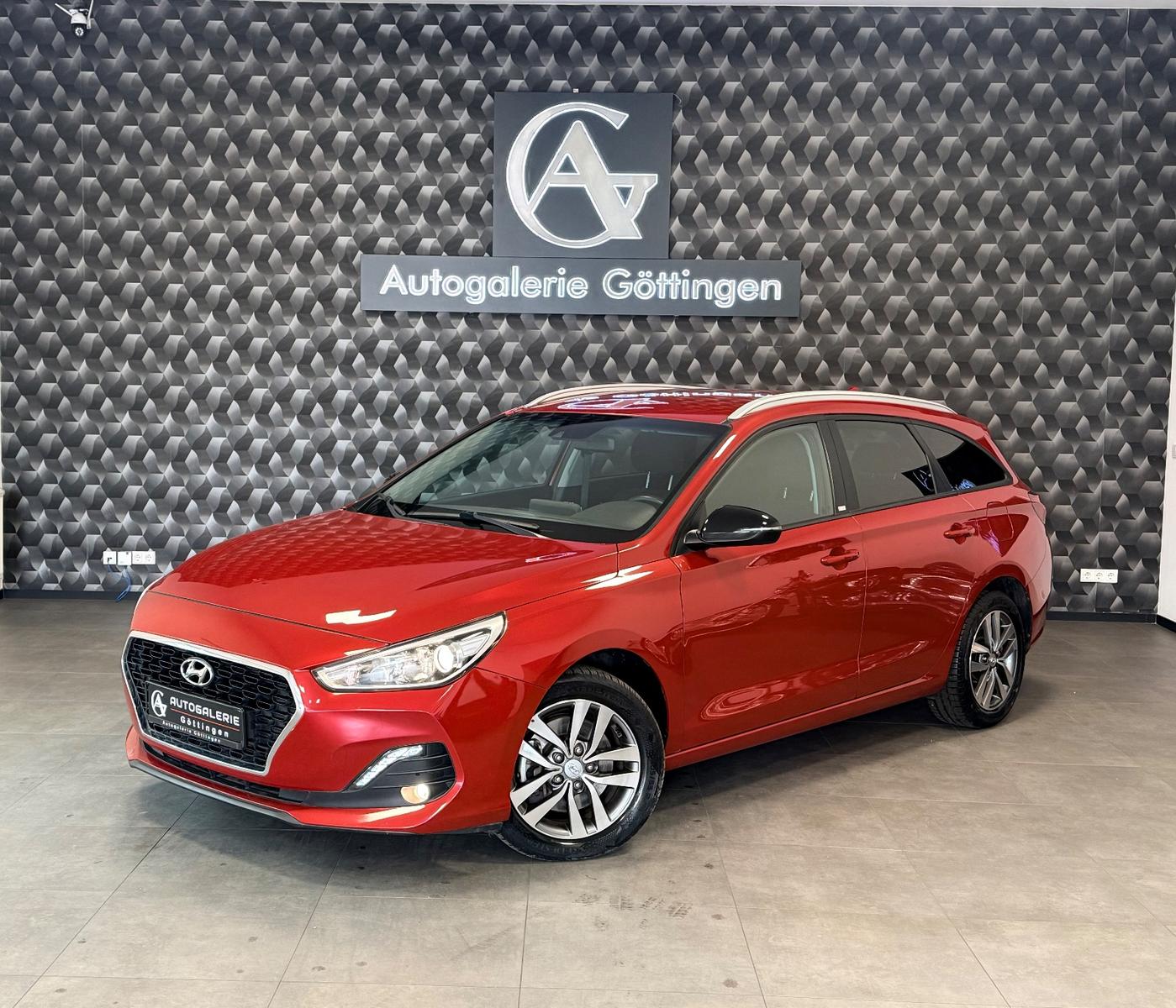Hyundai i30 1.0 T-GDI YES! /1.HAND/RFK/SHZ/NAVI/AHK/LED