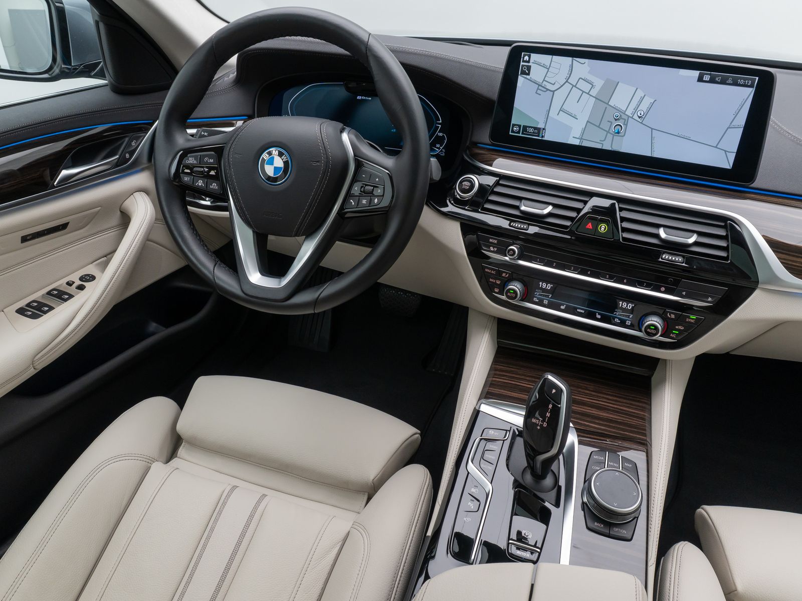 Fahrzeugabbildung BMW 530e Luxury Line 360°Glasdach Laser HUD DAB HiFi