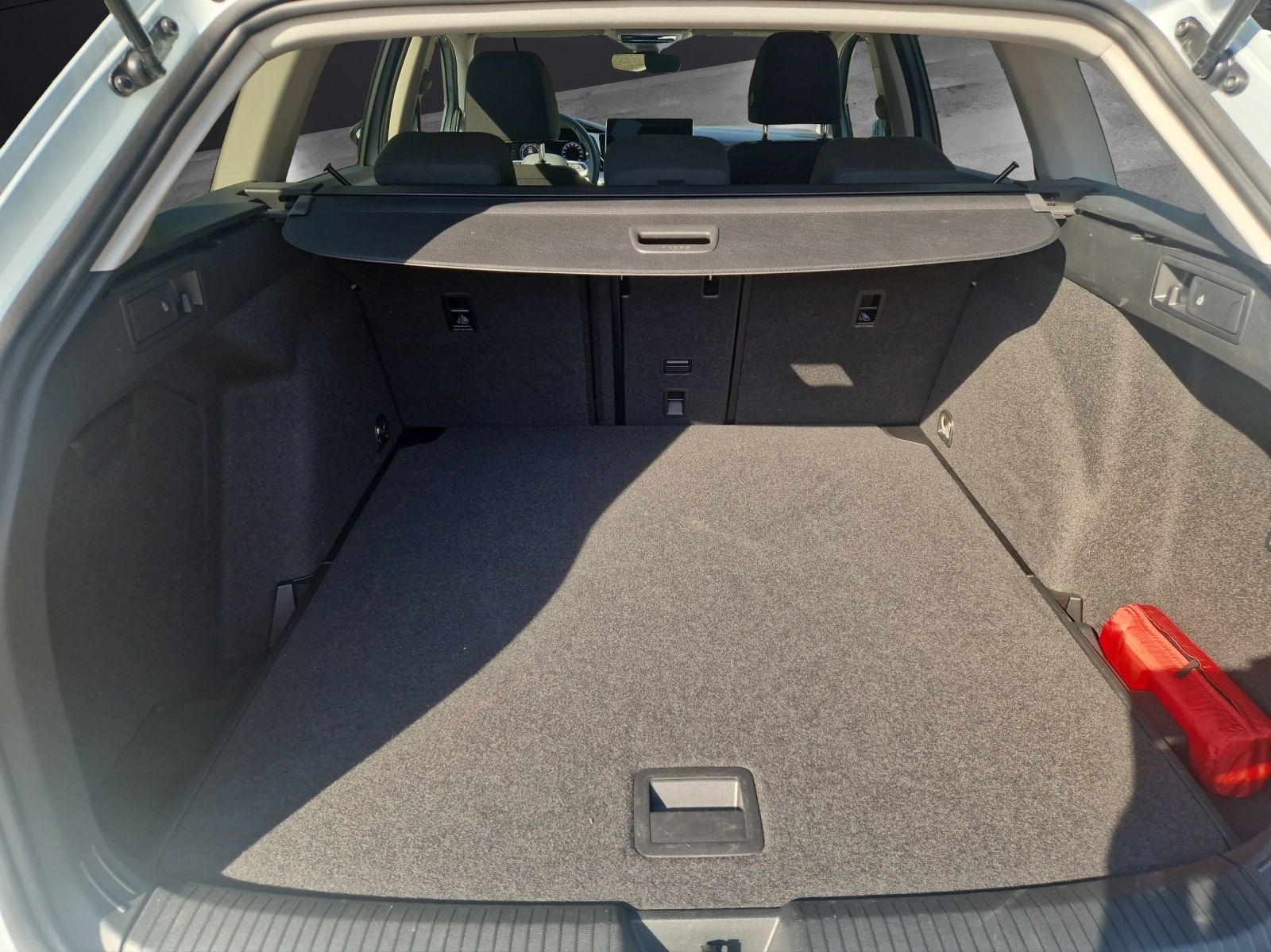 Fahrzeugabbildung Volkswagen Golf VIII Variant eTSI Life DSG LED ACC AHK SHZ
