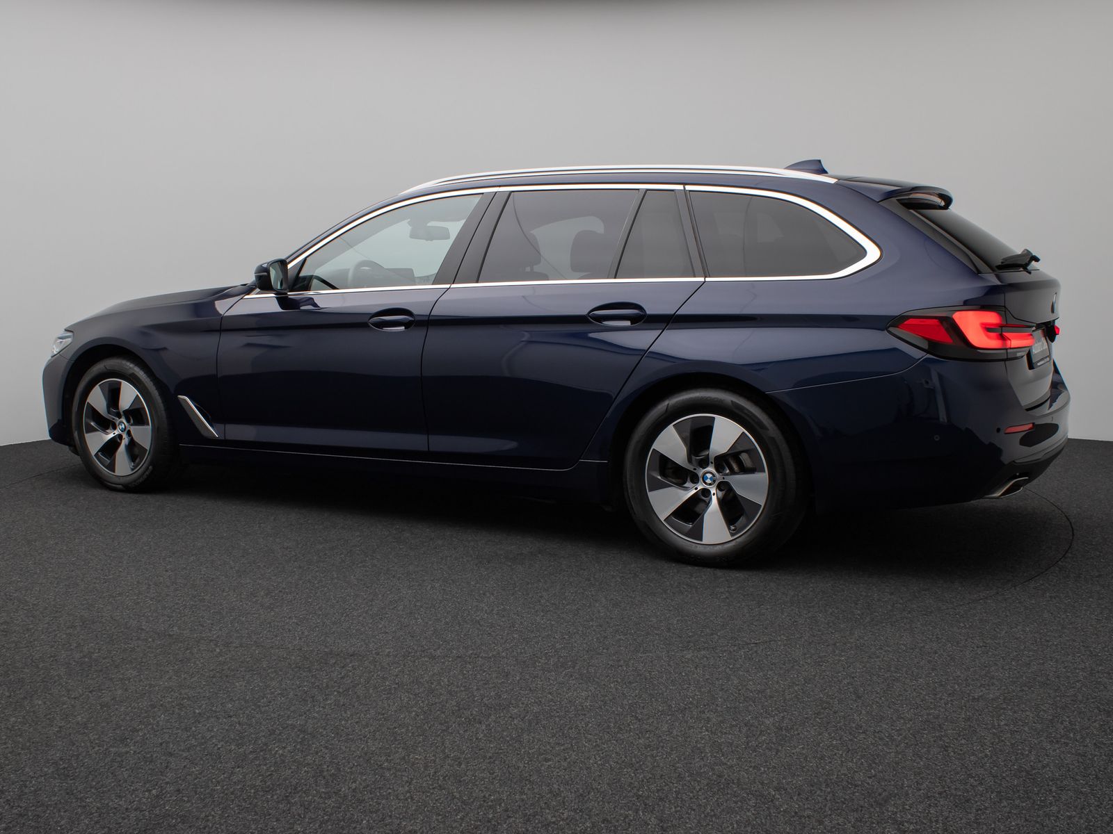 Fahrzeugabbildung BMW 520d xD Panorama Massage HUD H/K Individual-Voll