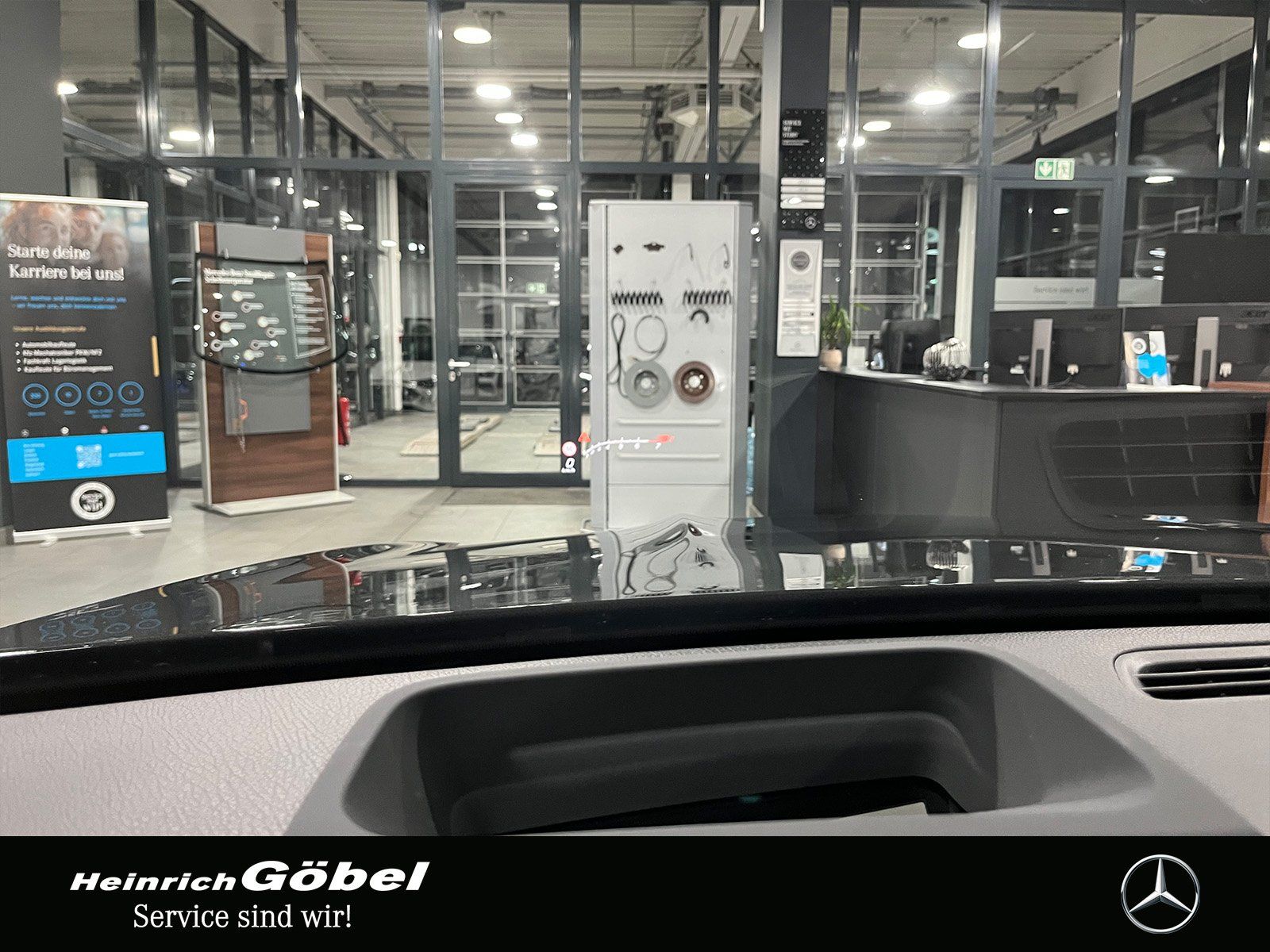 Fahrzeugabbildung Mercedes-Benz GLB 35 4M PANO+HUD+2xNIGHT.P+360°+MEMORY+MULTIB.