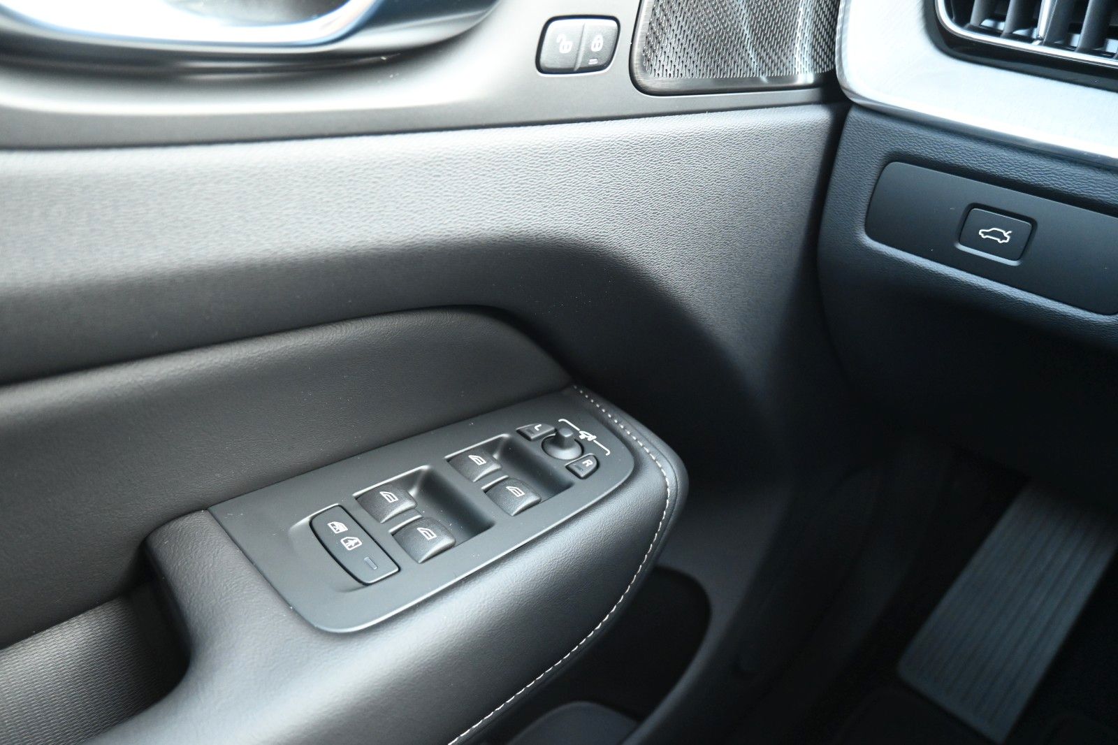 Fahrzeugabbildung Volvo XC60 B5 AWD Ultra Dark*LUFT*360°*ACC*AHK