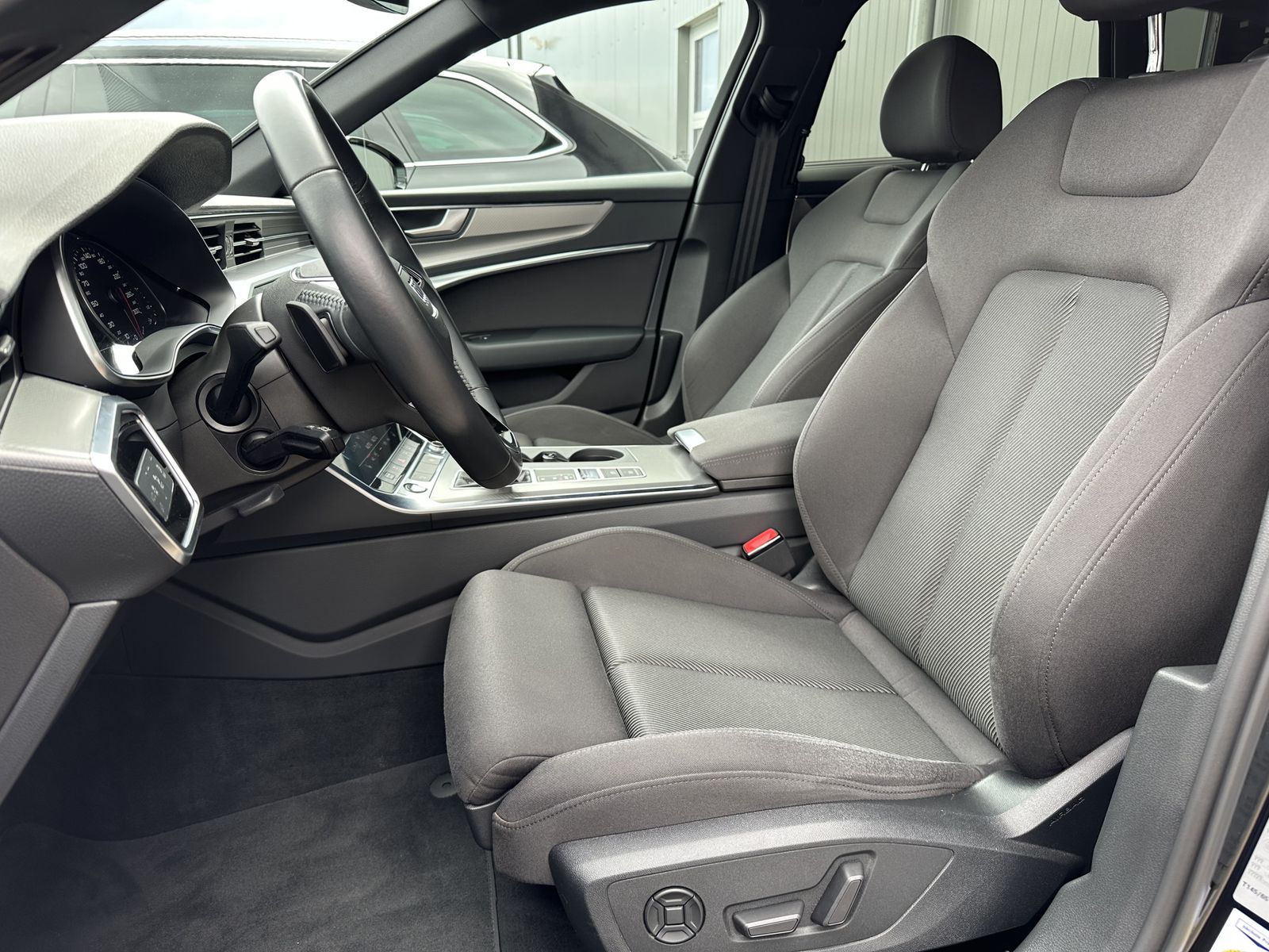 Fahrzeugabbildung Audi A6 Avant 45 TDI Quattro Sport NAV+LED+KAM+DSP+SH