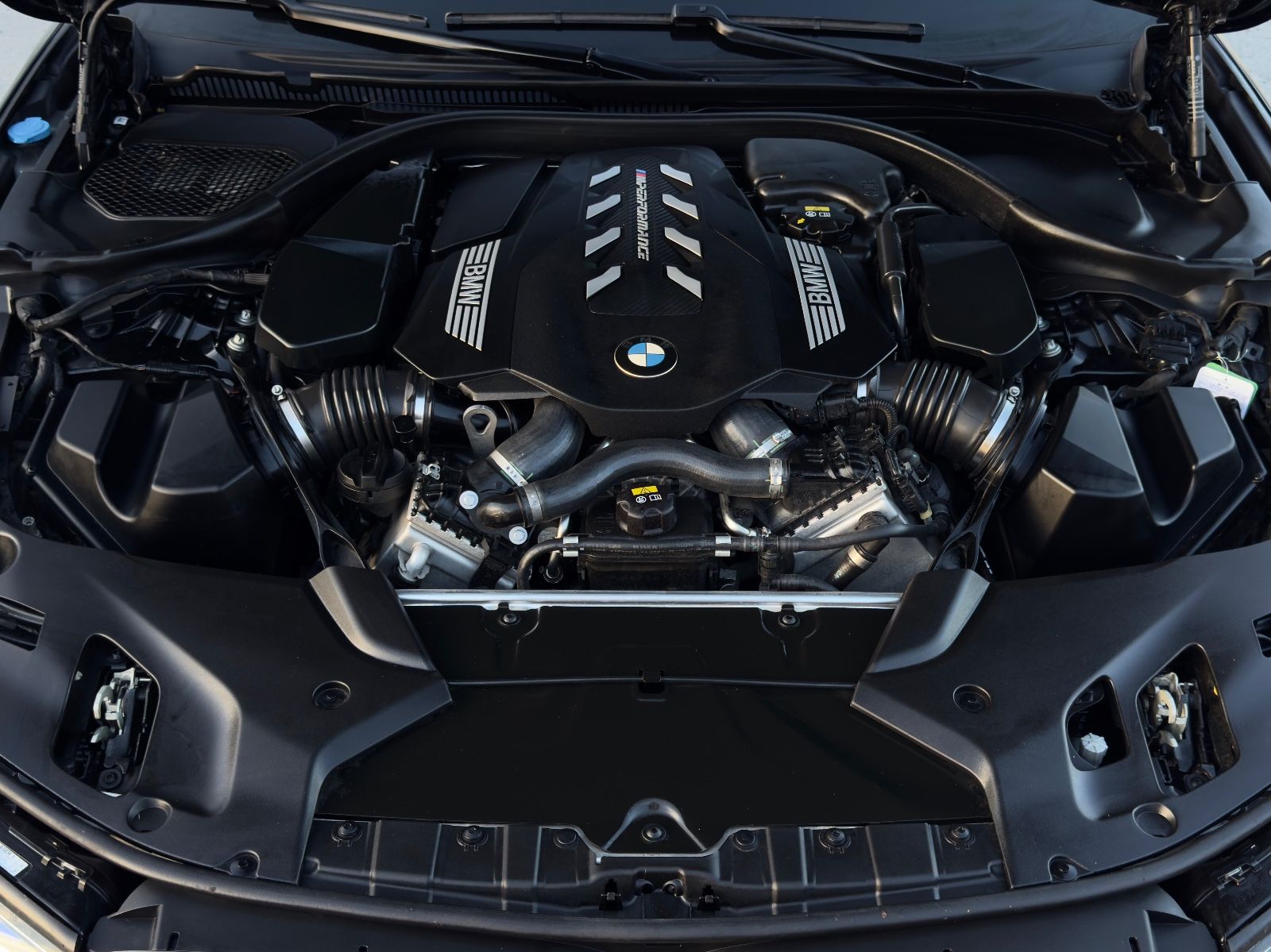 Fahrzeugabbildung BMW M550i xDr H&K 360° HUD Laser ACC SHD StdHz Nappa