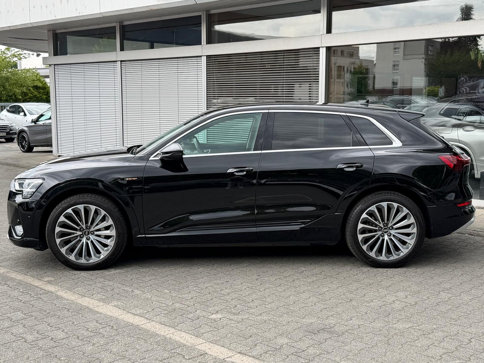 Fahrzeugabbildung Audi e-tron 55 QUATT S LINE LUFT+LED+SHZ+KAM+B&O+21"
