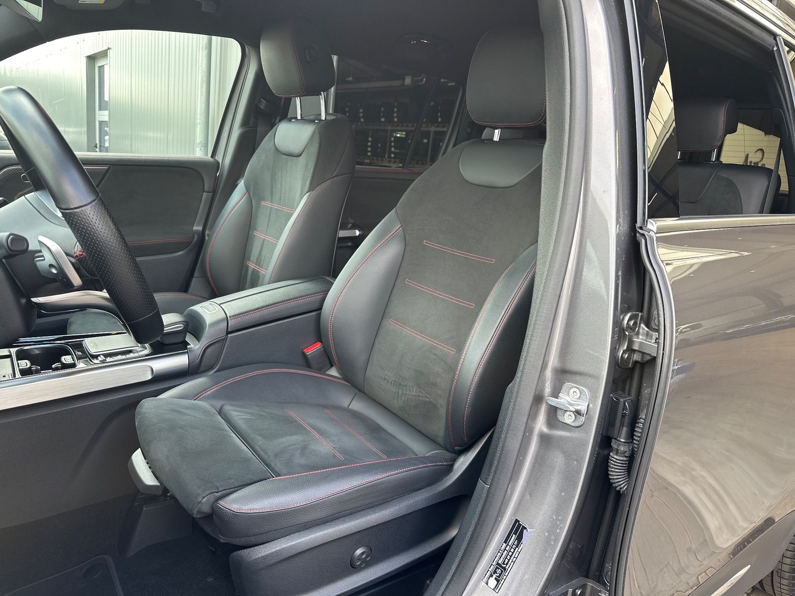 Fahrzeugabbildung Mercedes-Benz GLB 220d AMG Line NAV+AHK+360GRAD+SHZ+MEMORY