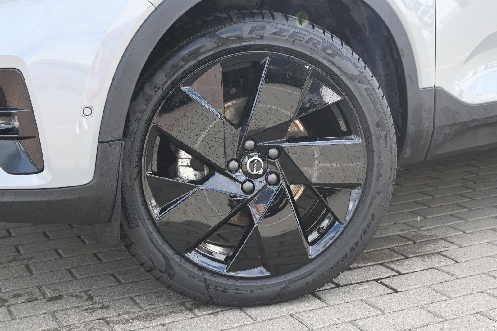 Fahrzeugabbildung Volvo XC40 B4 DKG Plus Black Edition*FSHZG*360°*ACC