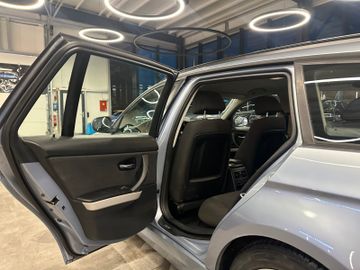 BMW 318 d Touring *Klima*SHZ*TÜV*Navi*PDC*AHK*