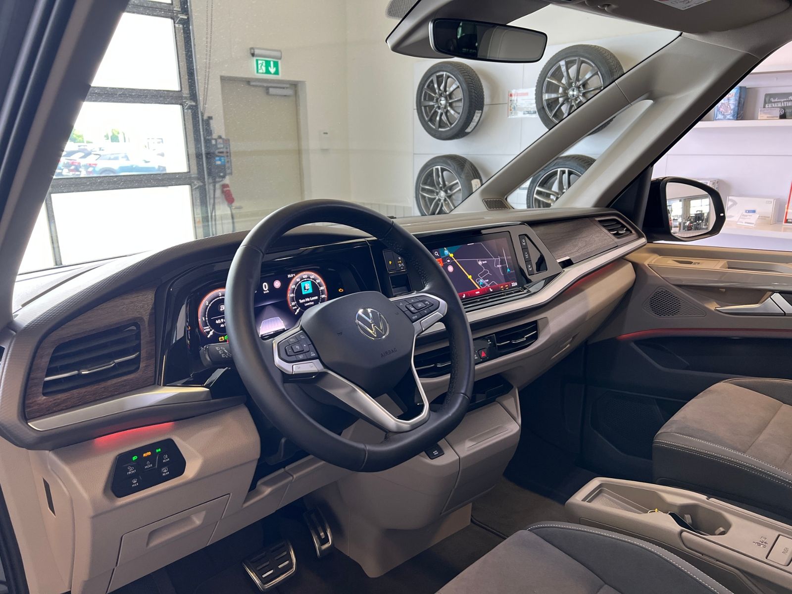 Fahrzeugabbildung Volkswagen Multivan T7 Style 2.0 TDI DSG *AHK, IQ.Light, Pa