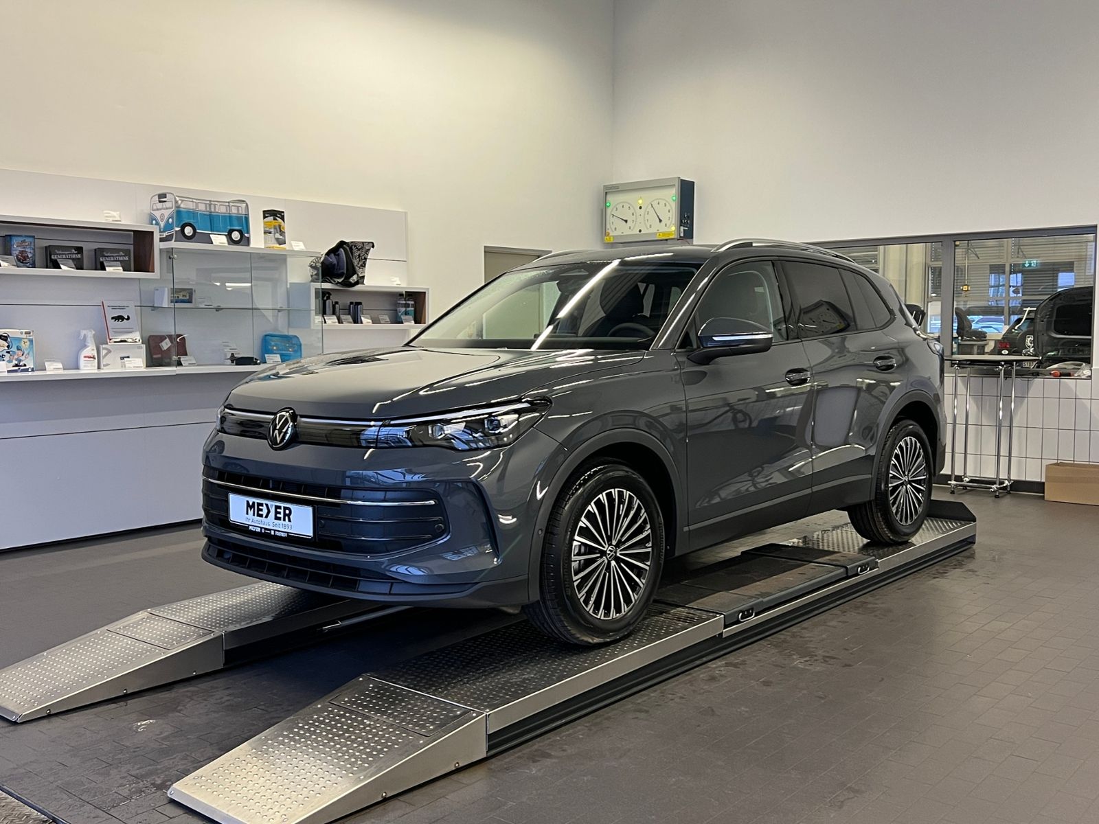 Fahrzeugabbildung Volkswagen Tiguan Life 2.0 TDI DSG *AHK, LED, Kamera, 18''-