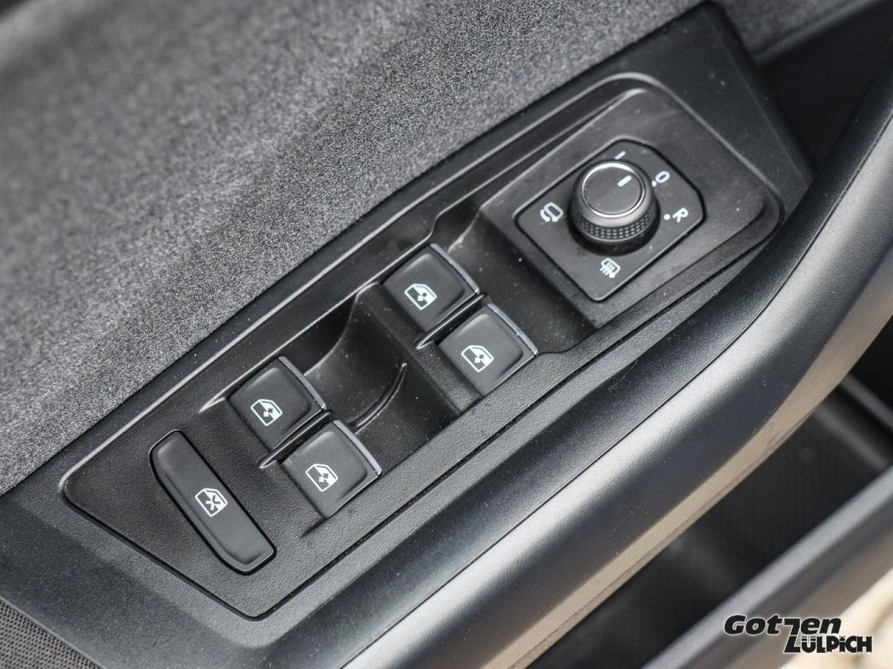 Fahrzeugabbildung Volkswagen T-Roc Move 1.5 TSI Navi Rückfahrkamera AHK LED