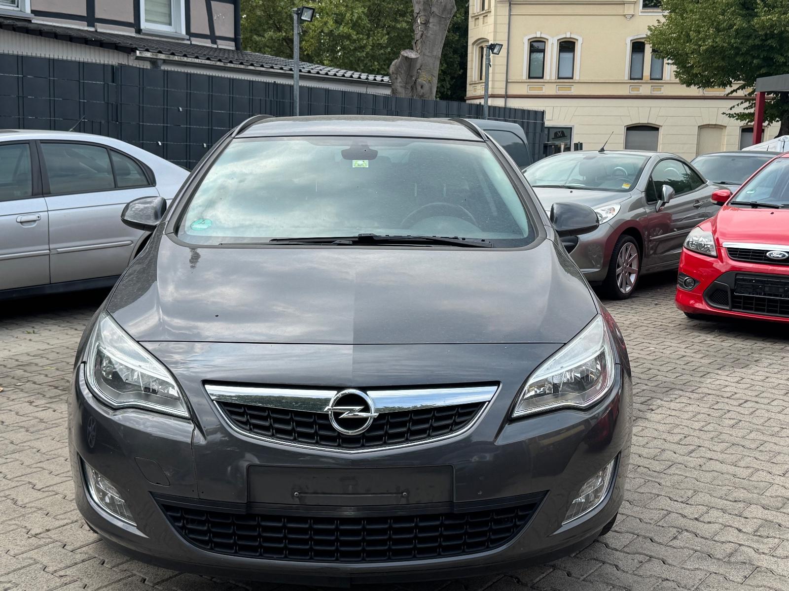 Opel Astra 2011 — rear view