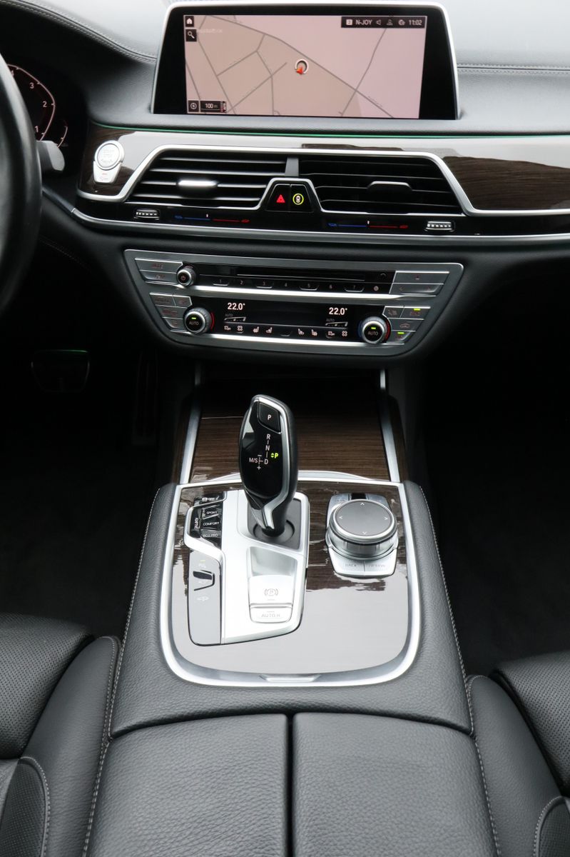 Fahrzeugabbildung BMW 730d xDrive M-Sport NAV+LASER+GLASDACH+HEAD-UP