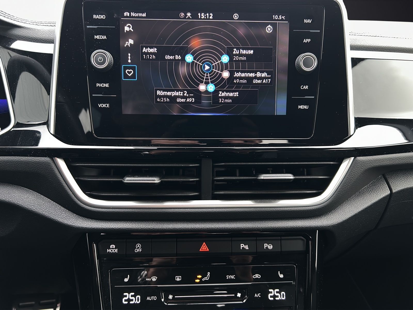 Fahrzeugabbildung Volkswagen T-Roc R-Line TSI DSG IQ.Light ACC STH SH LRHzg R