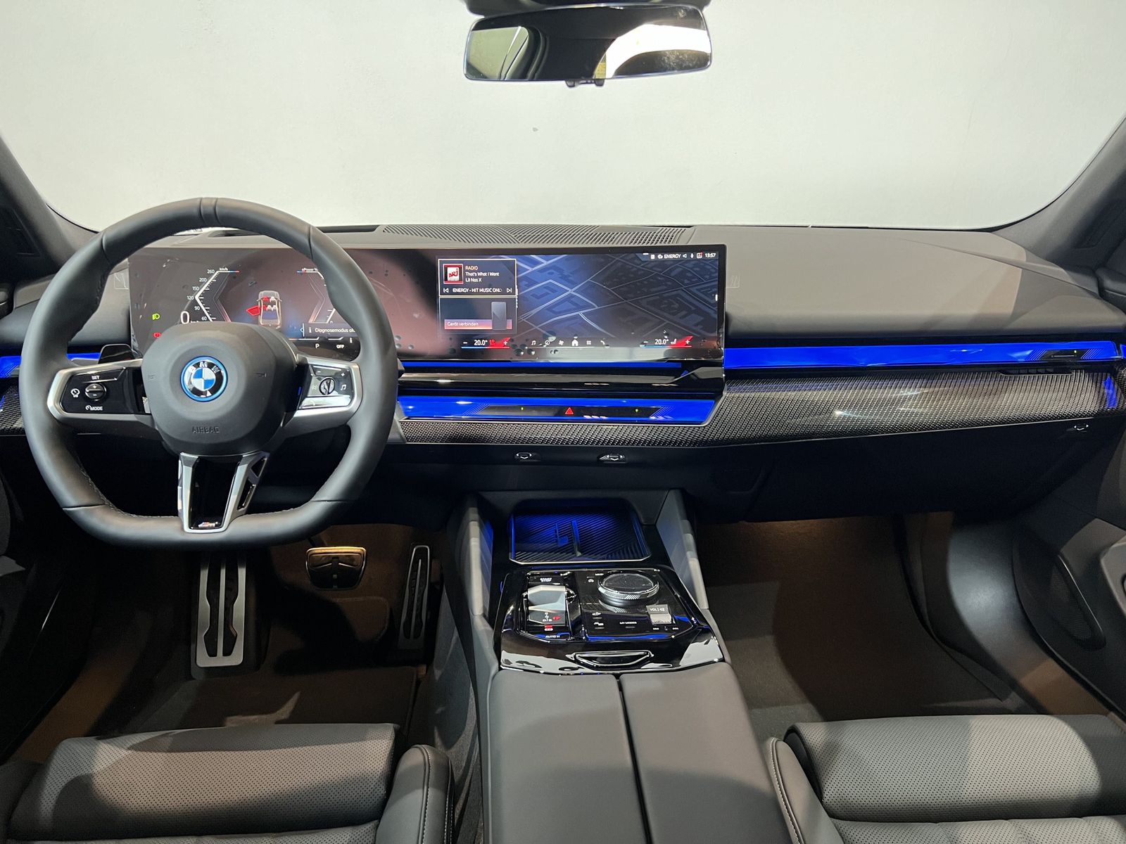 Fahrzeugabbildung BMW i5 eDrive40 Sitzbelüftung, Sportbremse rot hochg